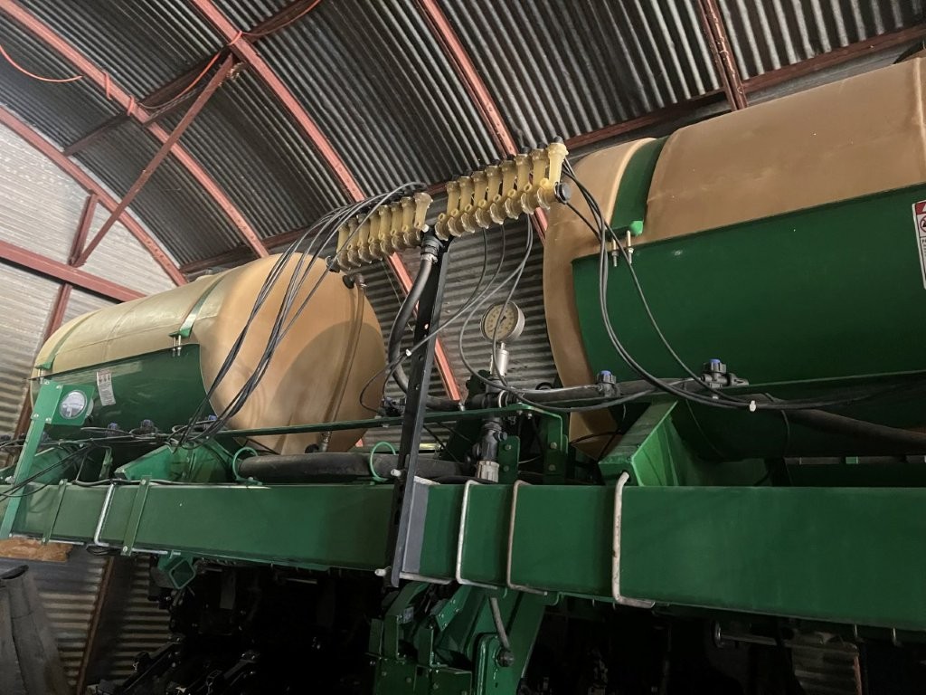 2014 Great Plains YP825R Planter/Row