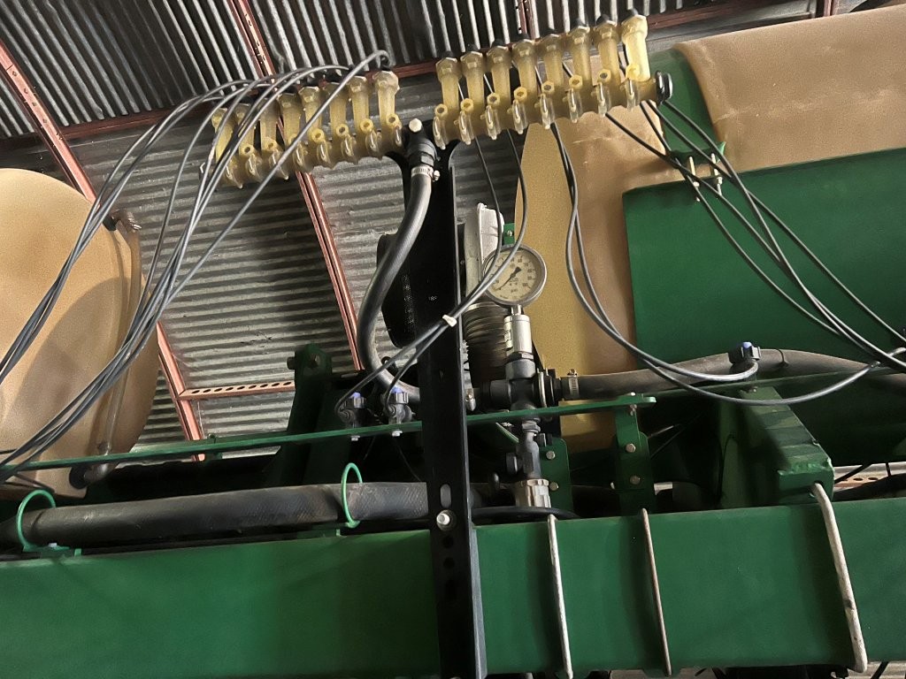 2014 Great Plains YP825R Planter/Row