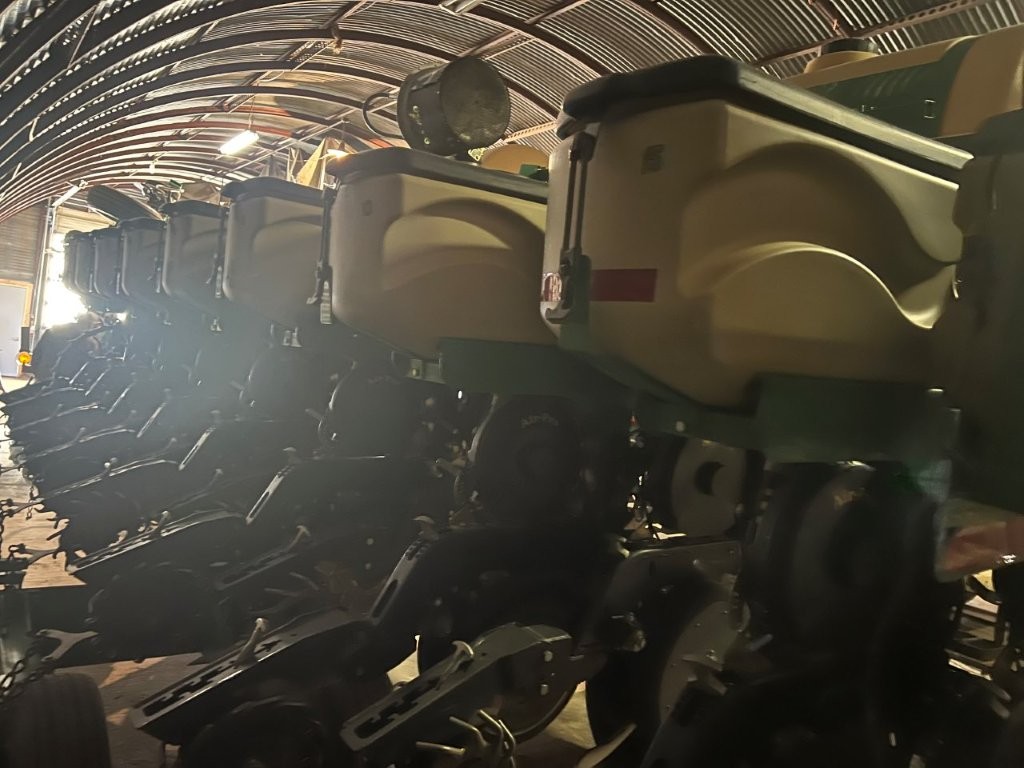 2014 Great Plains YP825R Planter/Row