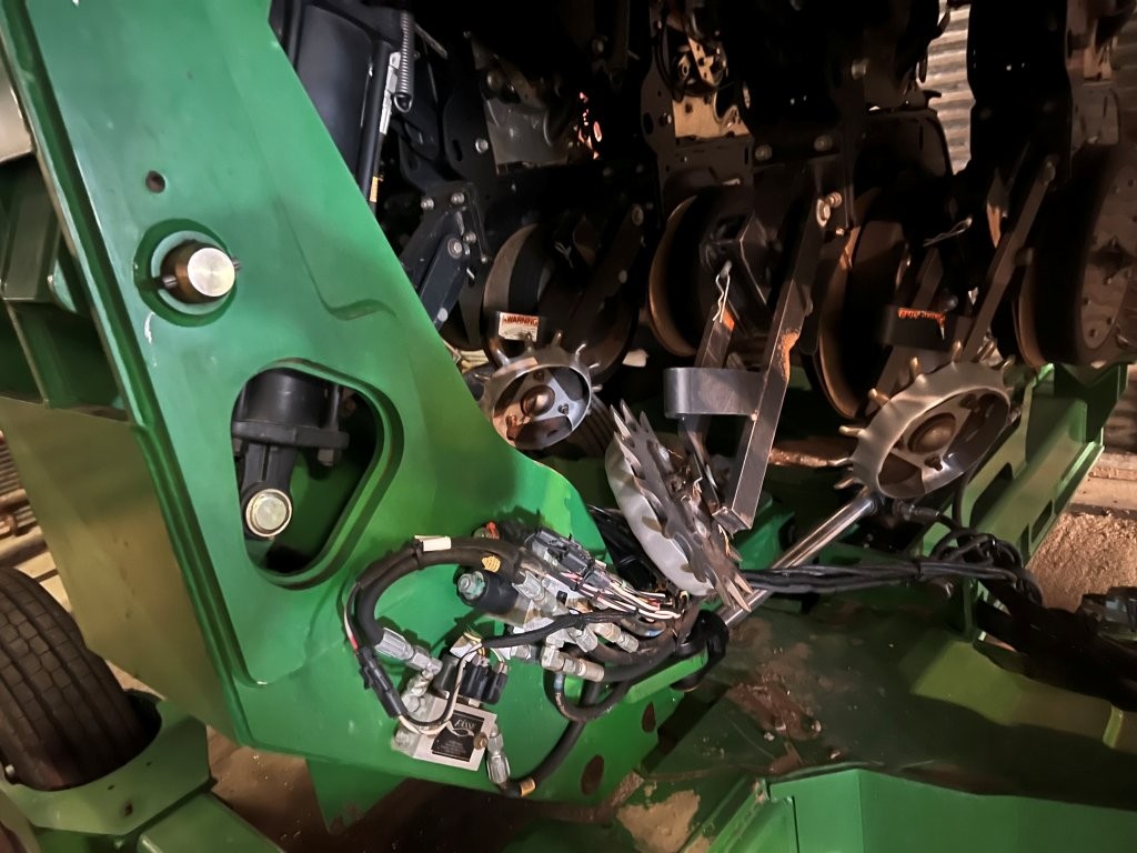 2014 Great Plains YP825R Planter/Row