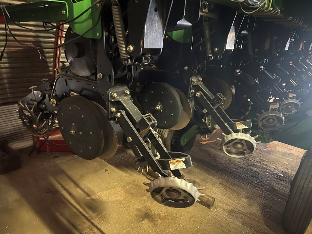 2014 Great Plains YP825R Planter/Row