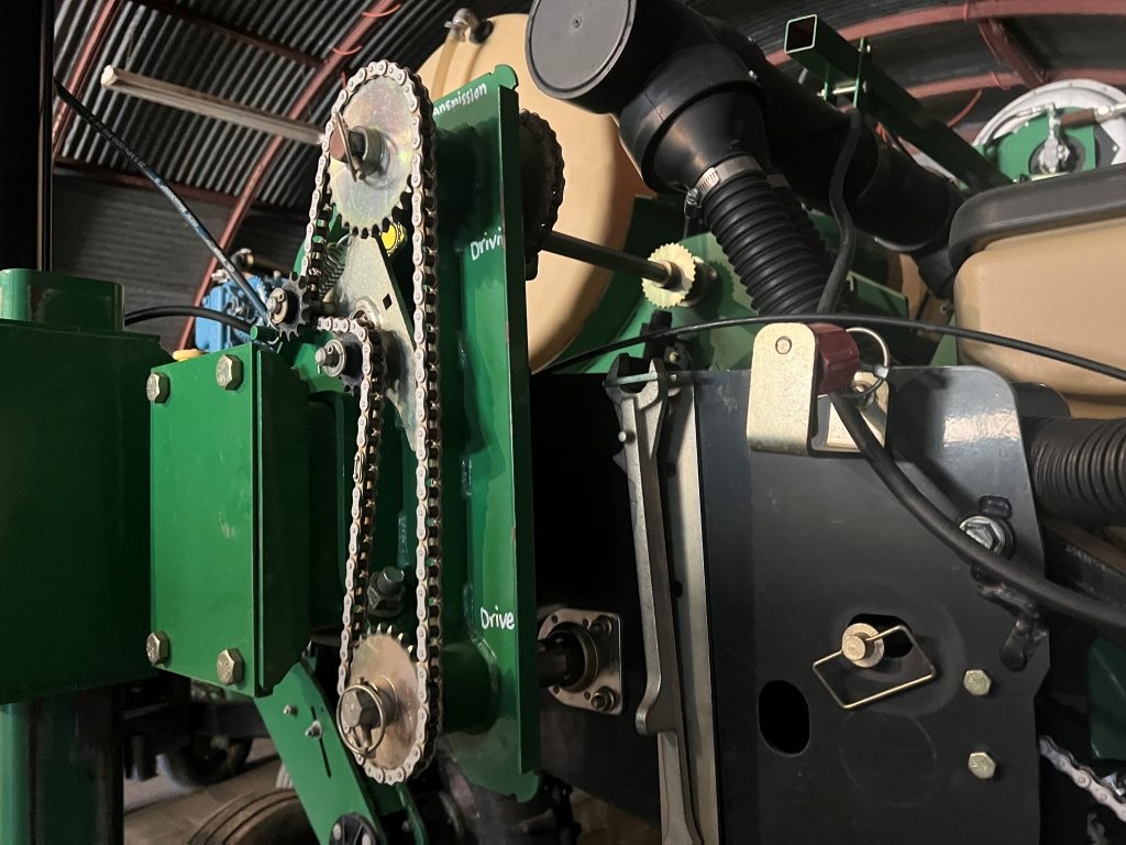 2014 Great Plains YP825R Planter/Row