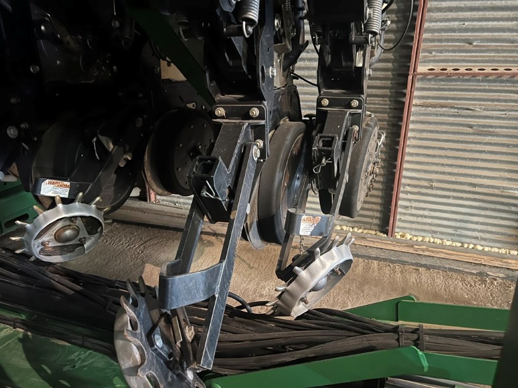 2014 Great Plains YP825R Planter/Row