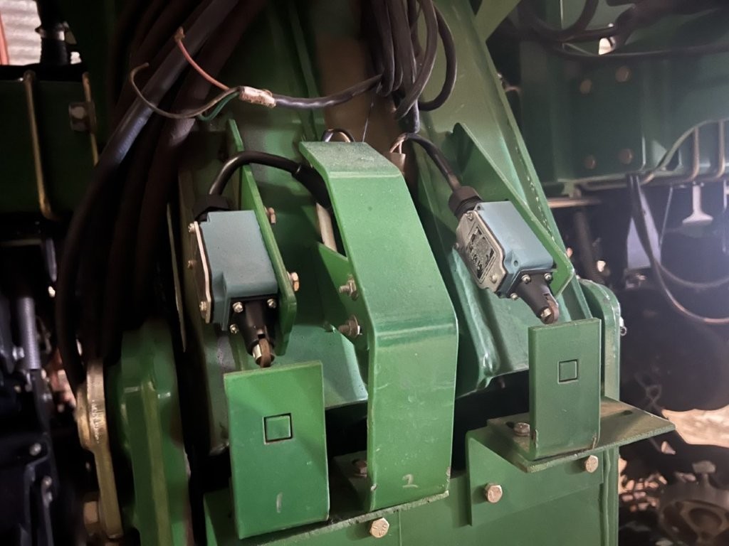 2014 Great Plains YP825R Planter/Row