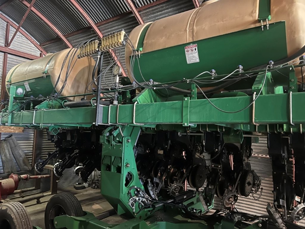 2014 Great Plains YP825R Planter/Row