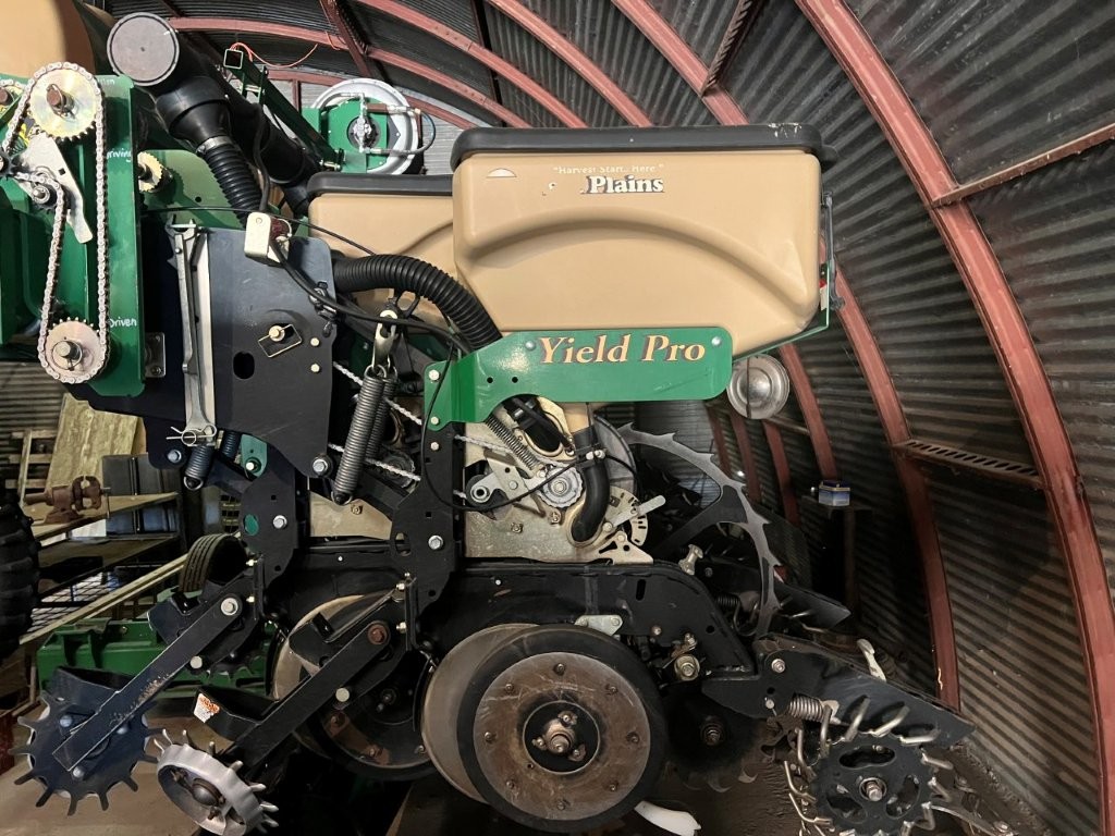 2014 Great Plains YP825R Planter/Row