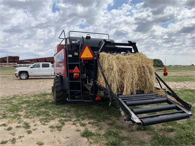 2011 New Holland BB9080 Baler/Square