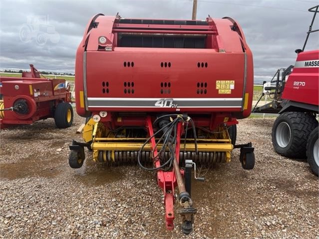 2015 New Holland ROLL-BELT 560 Baler/Round