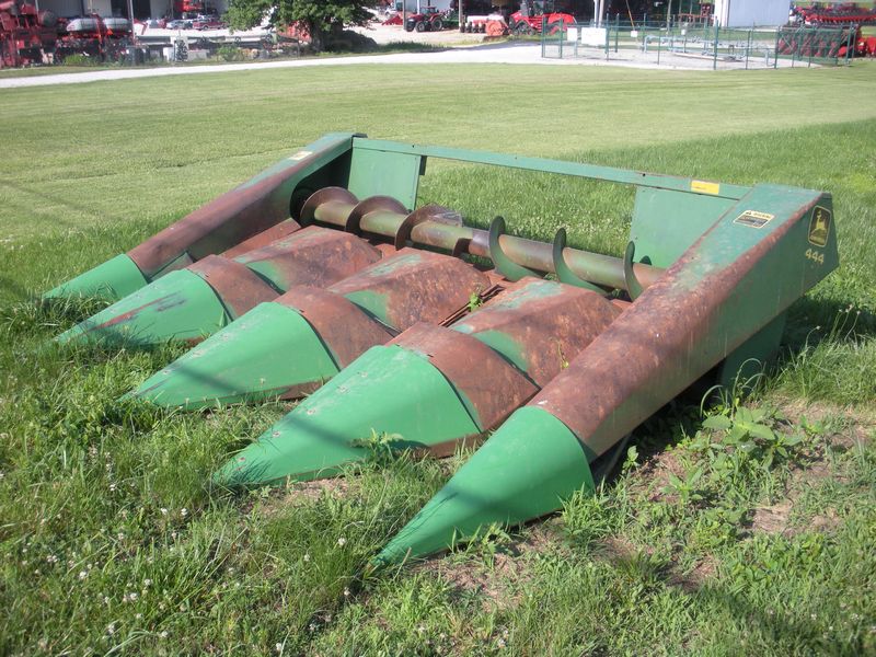 John Deere 444 Header Corn Head