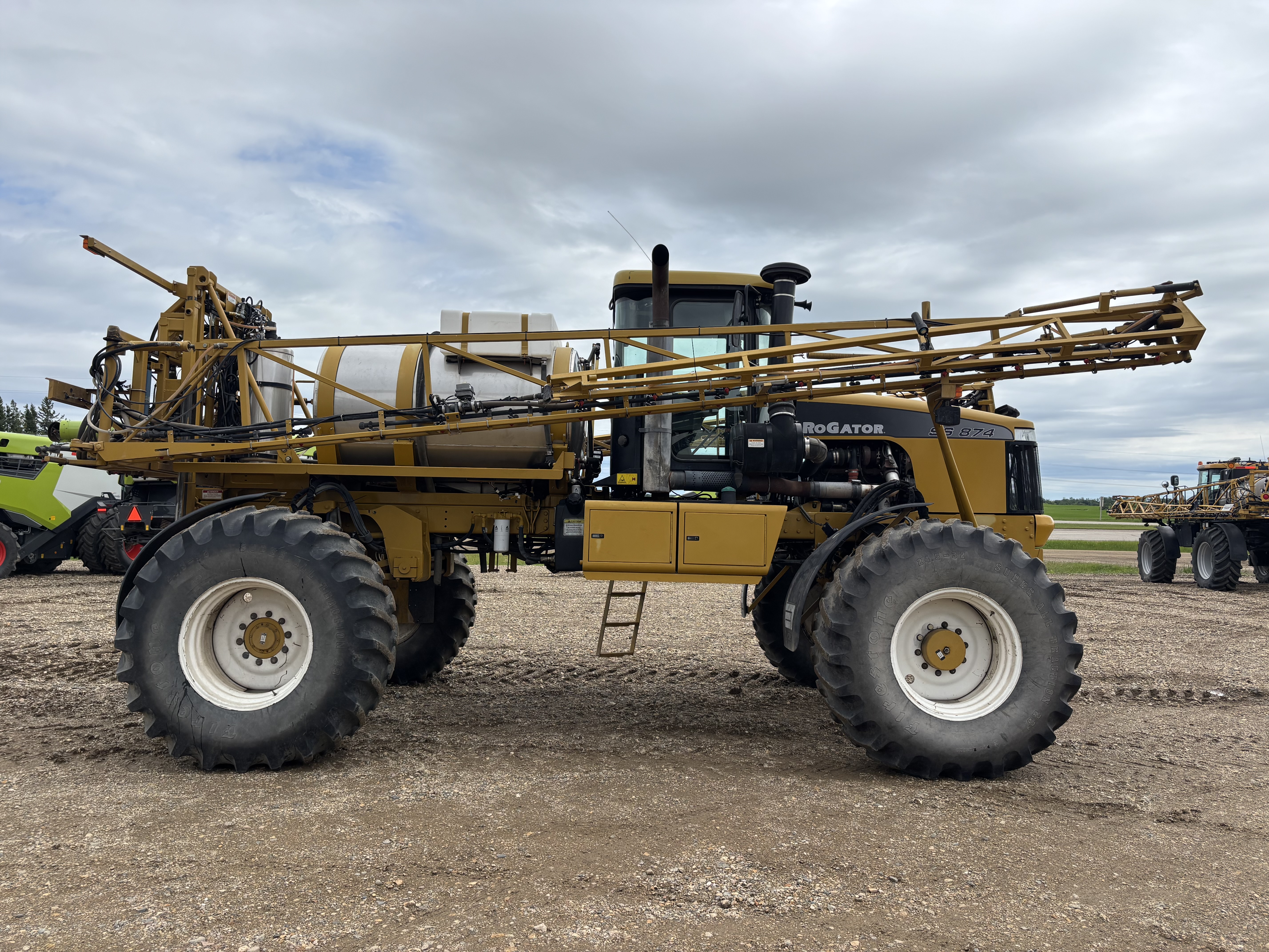 2007 RoGator SS874 Sprayer/High Clearance