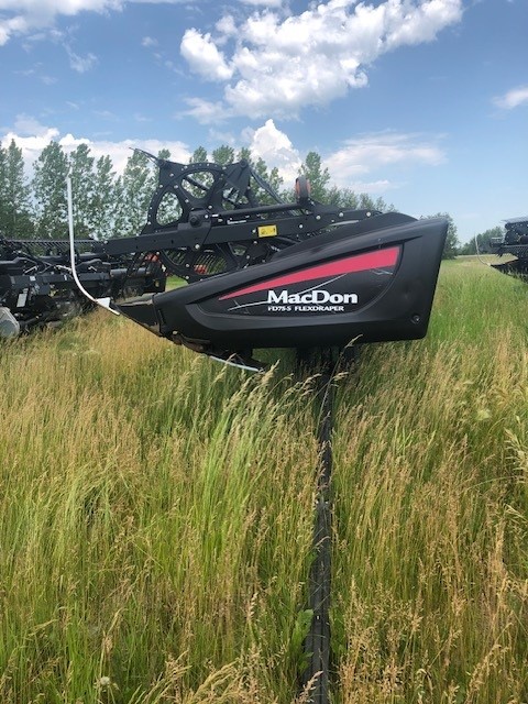 2017 MacDon FD75-35 Header Combine