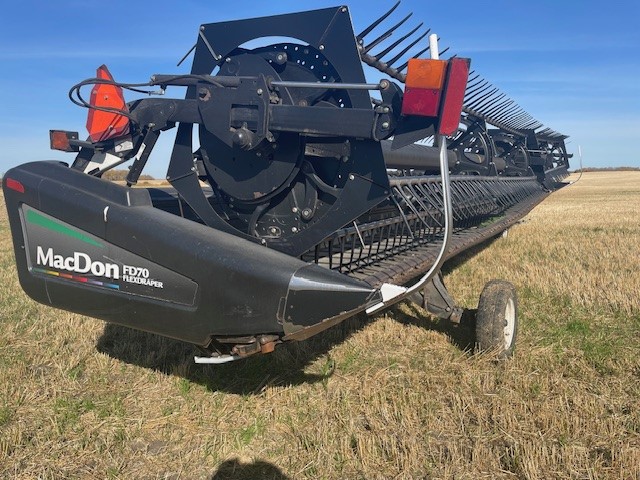 2009 MacDon FD70-40 Header Combine