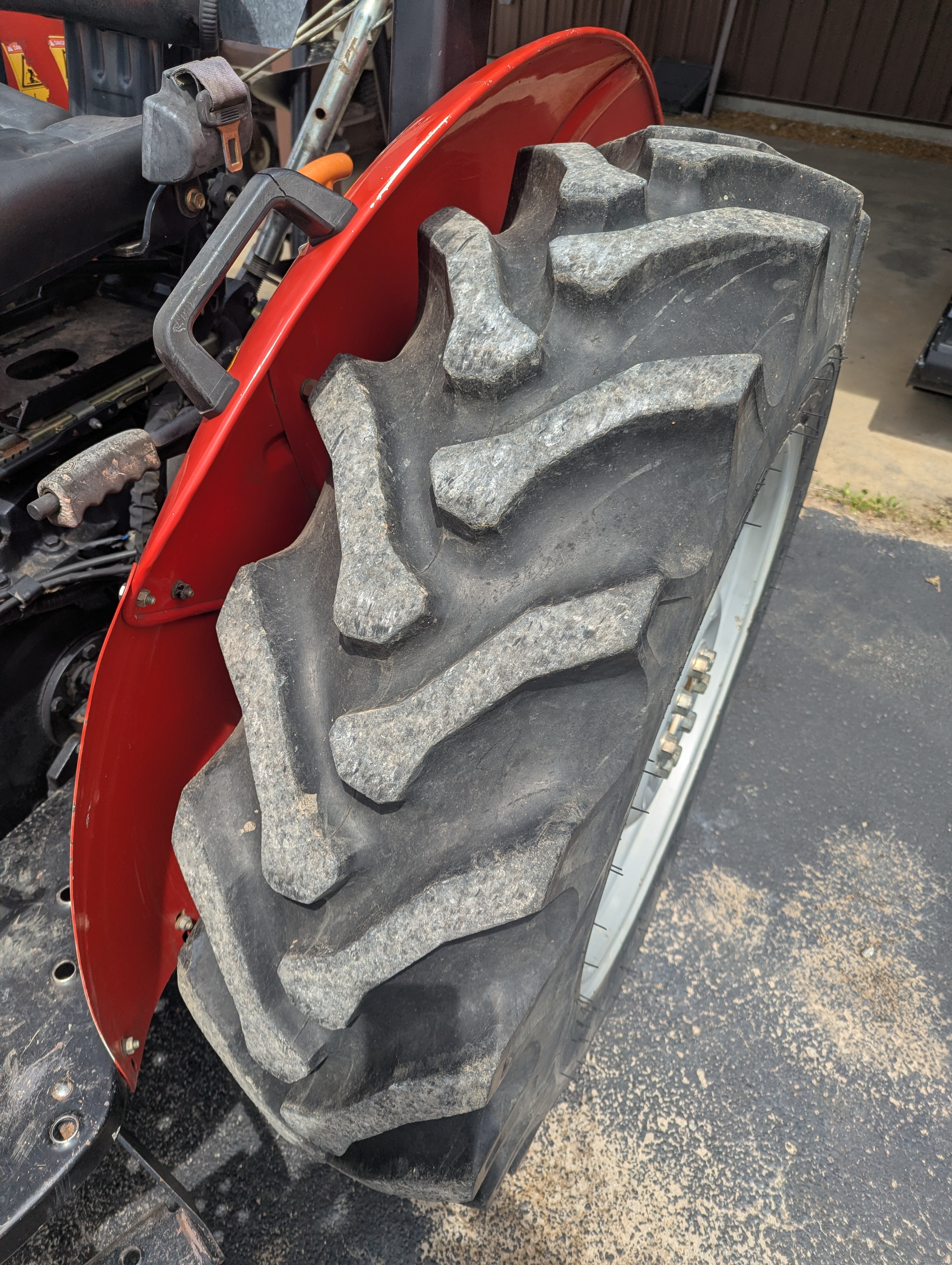2010 Massey Ferguson 2605 Tractor