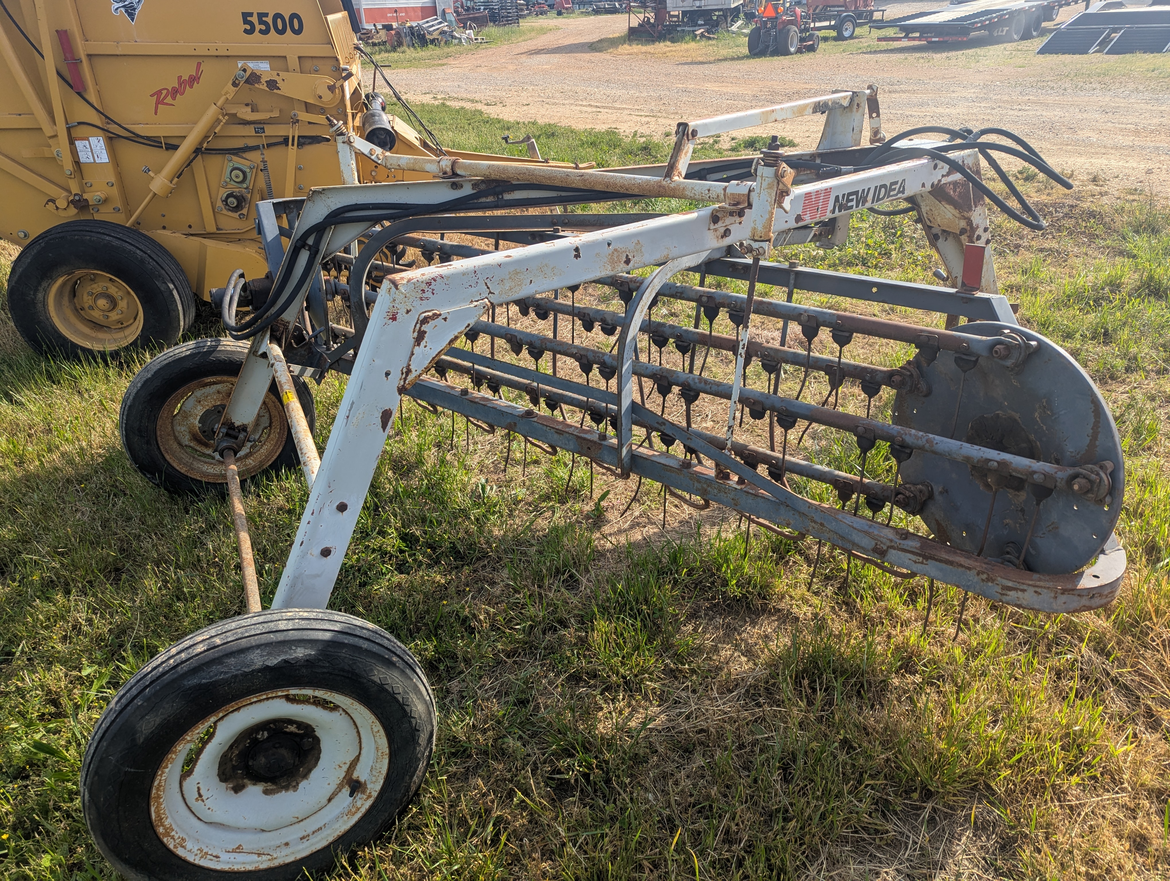 1984 AGCO New Idea 405 Rake