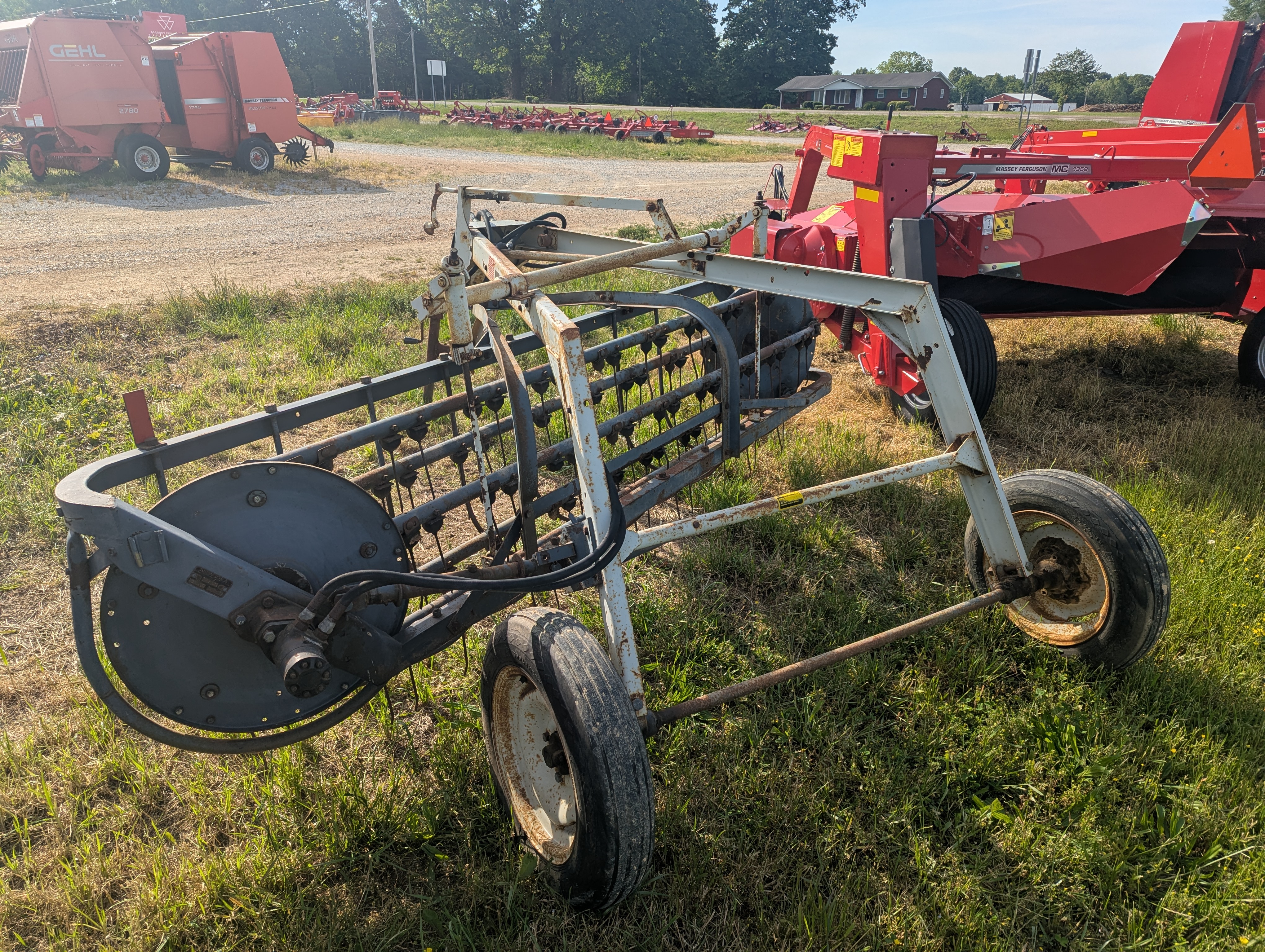 1984 AGCO New Idea 405 Rake