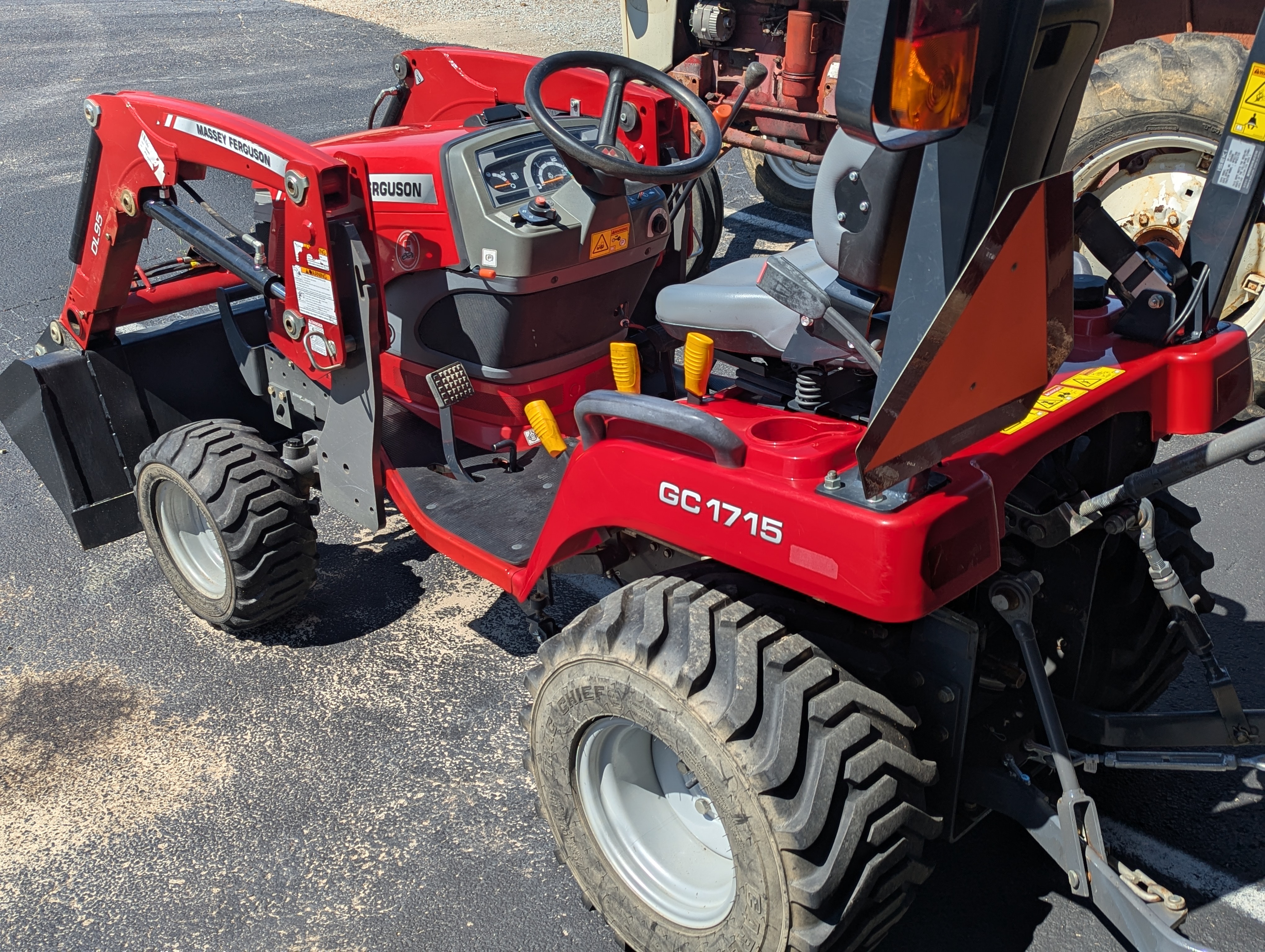 2016 Massey Ferguson GC1715 Tractor