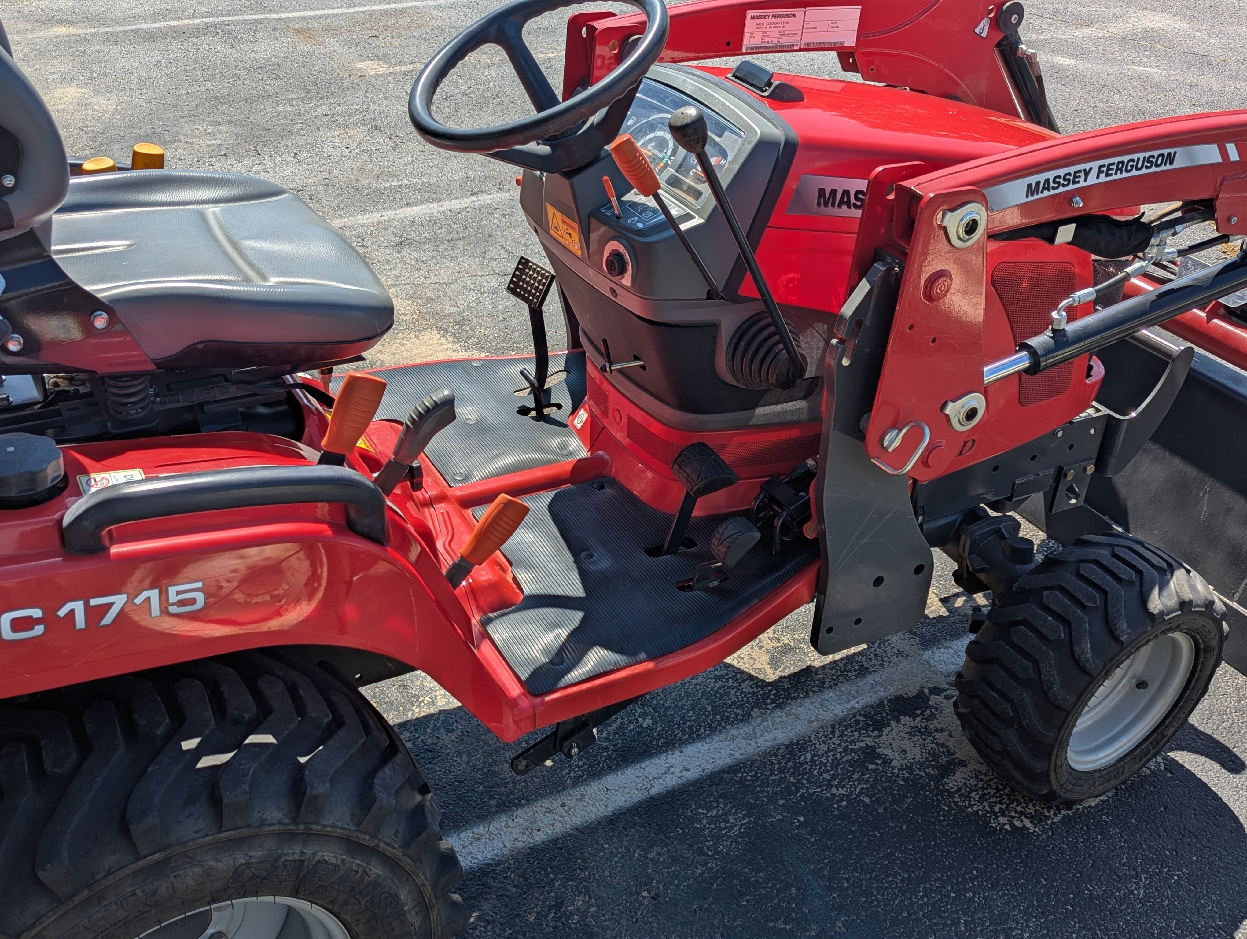 2016 Massey Ferguson GC1715 Tractor