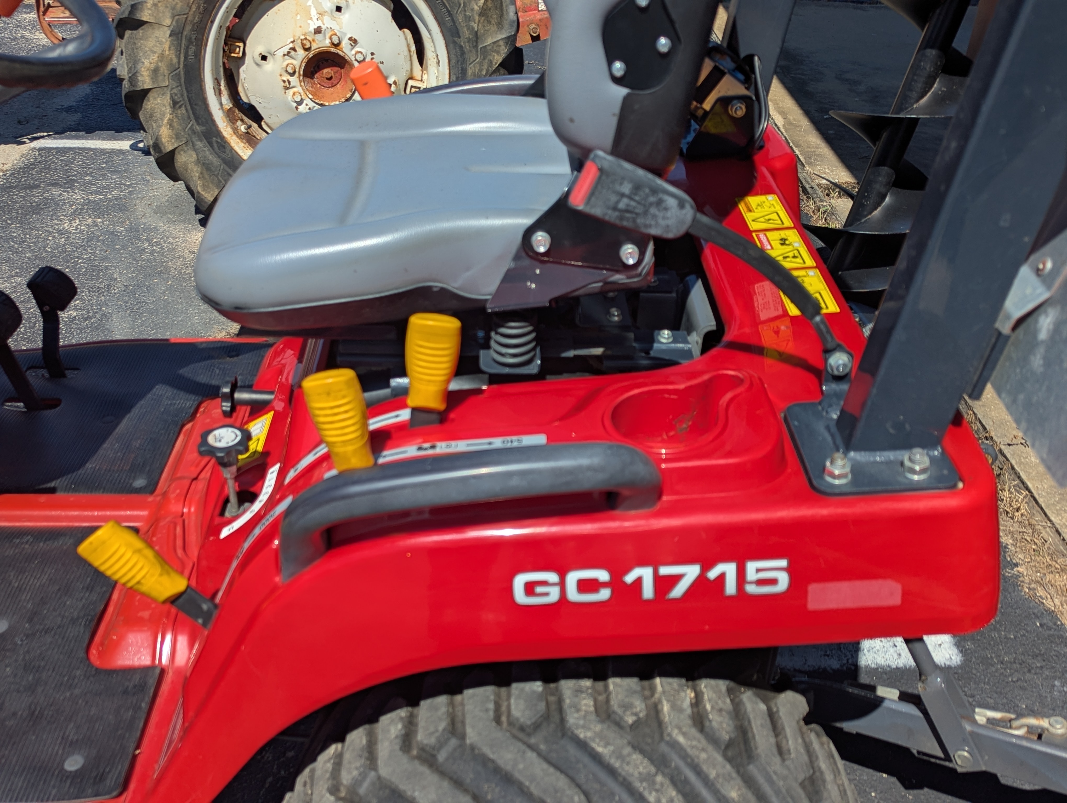 2016 Massey Ferguson GC1715 Tractor