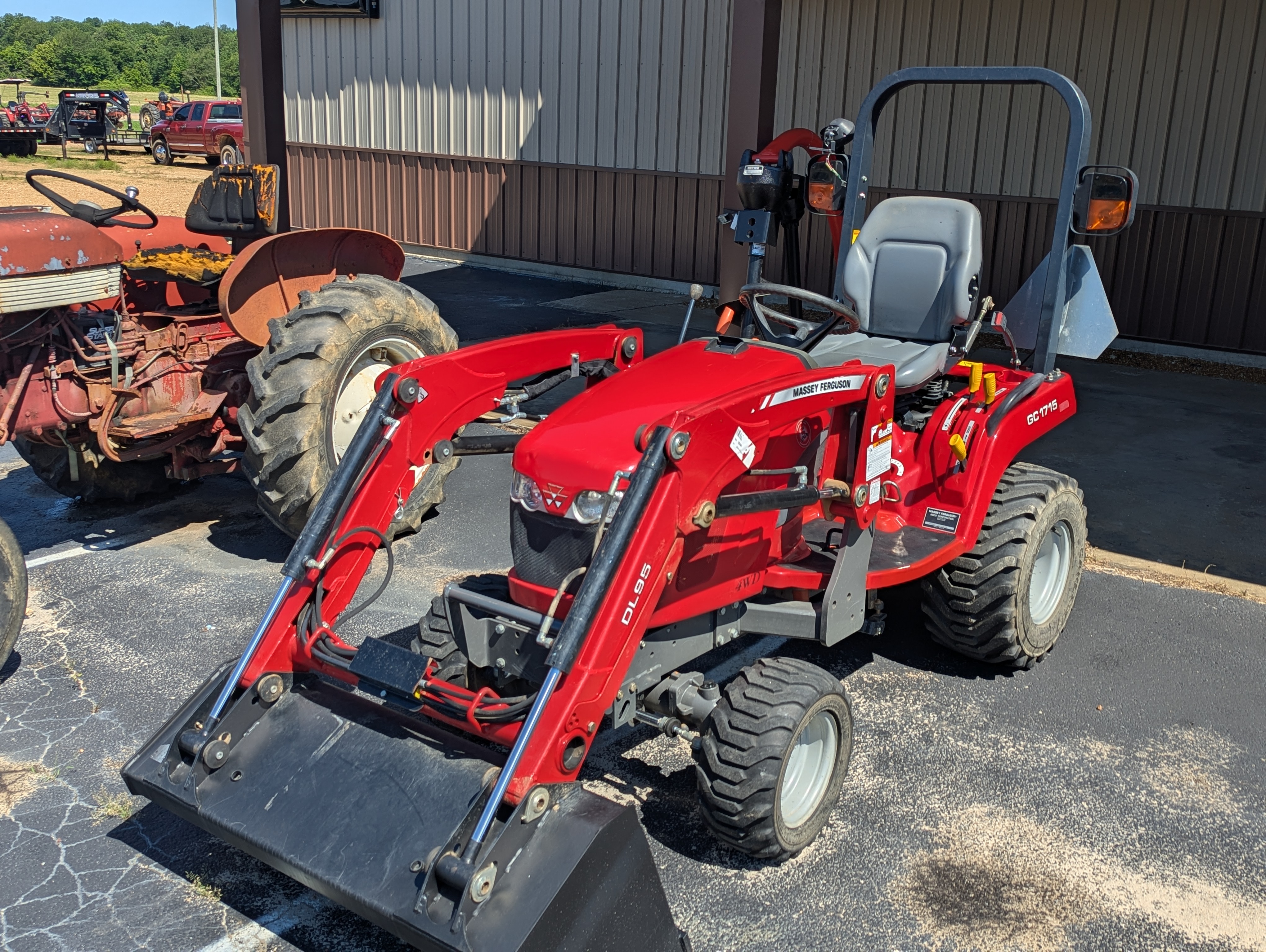 2016 Massey Ferguson GC1715 Tractor