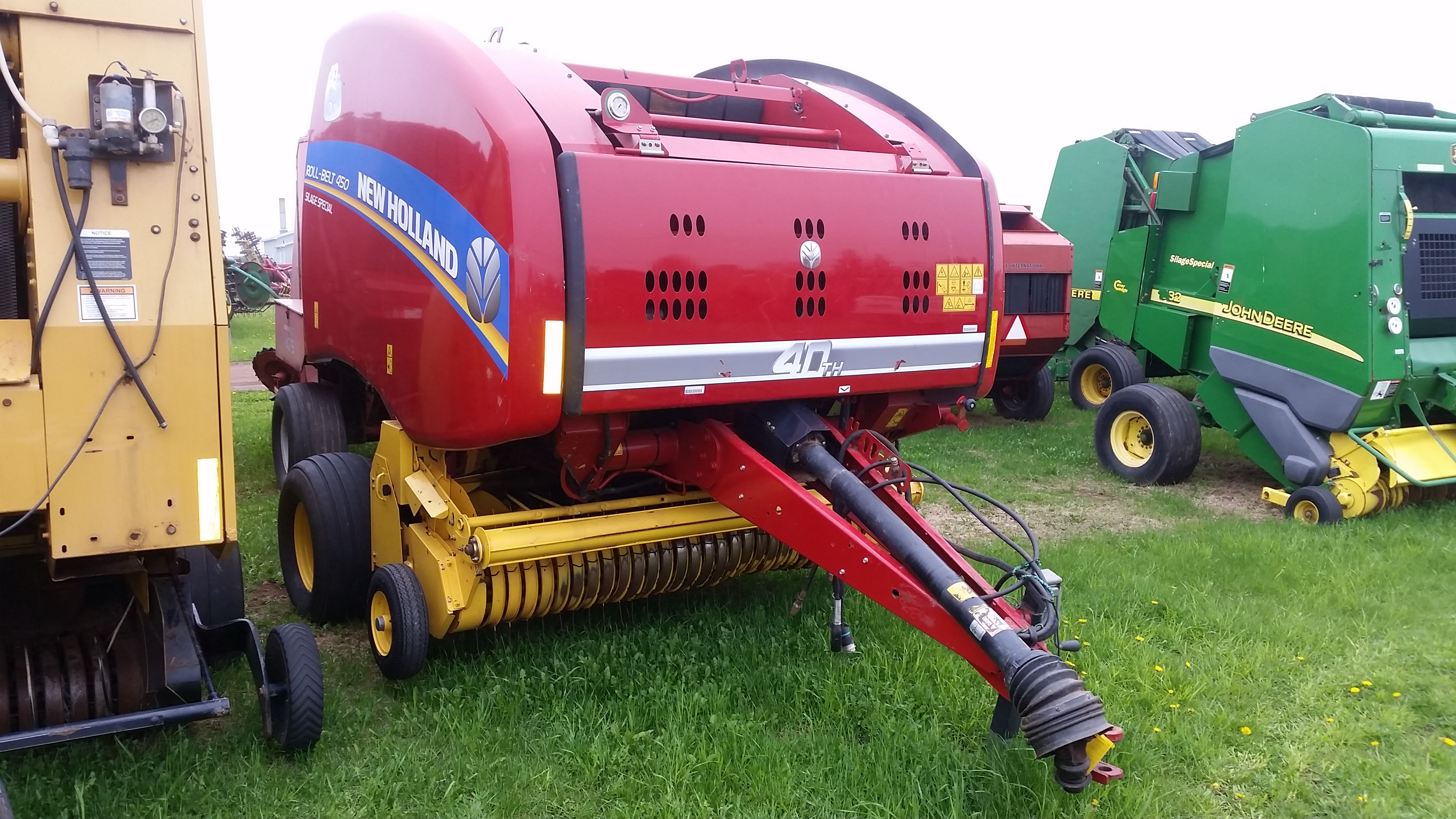 2015 New Holland Rollbelt 450 Baler/Round