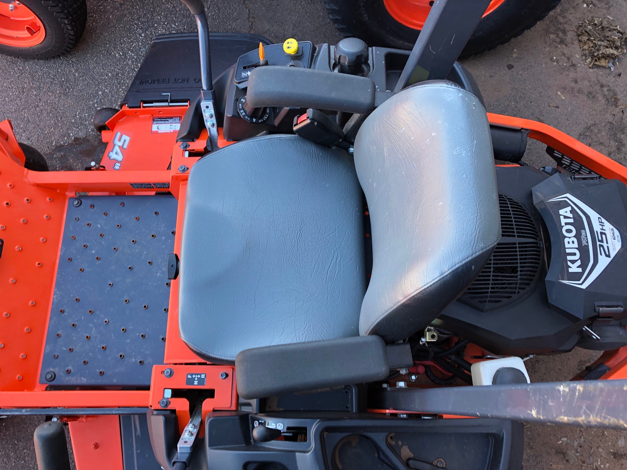 2015 Kubota Z125S Mower/Zero Turn