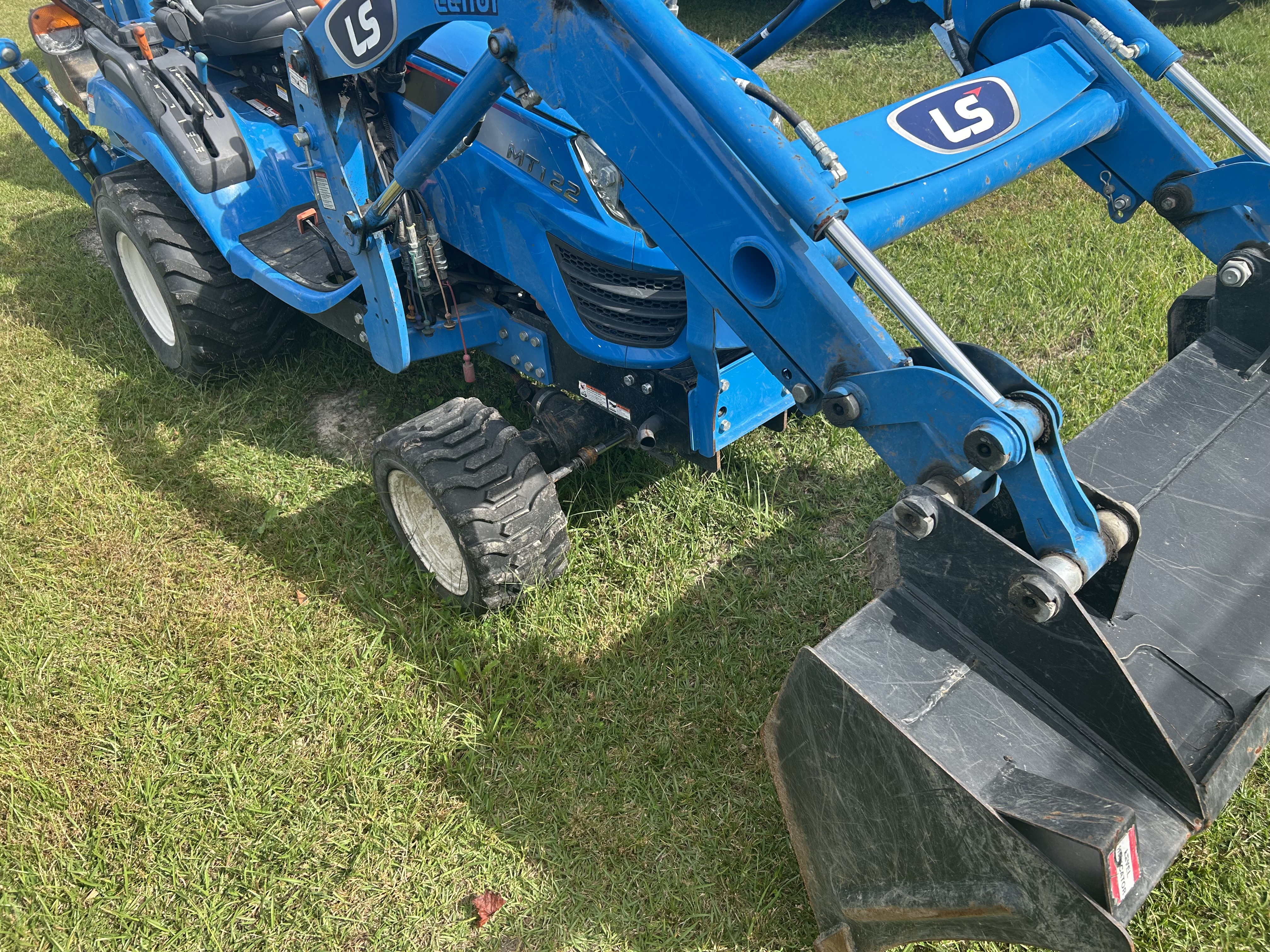 LS Tractor MT122 Tractor Compact