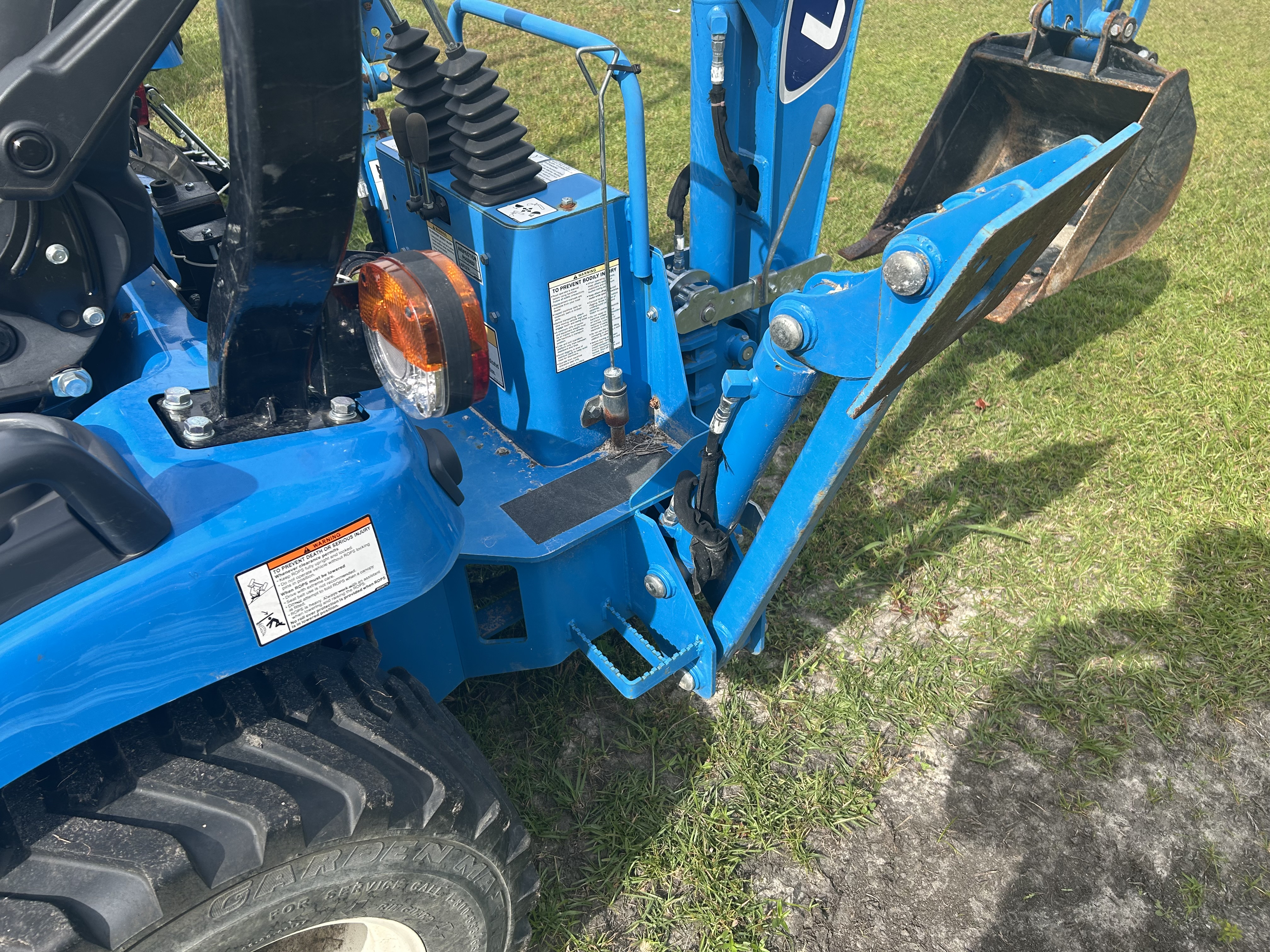 LS Tractor MT122 Tractor Compact