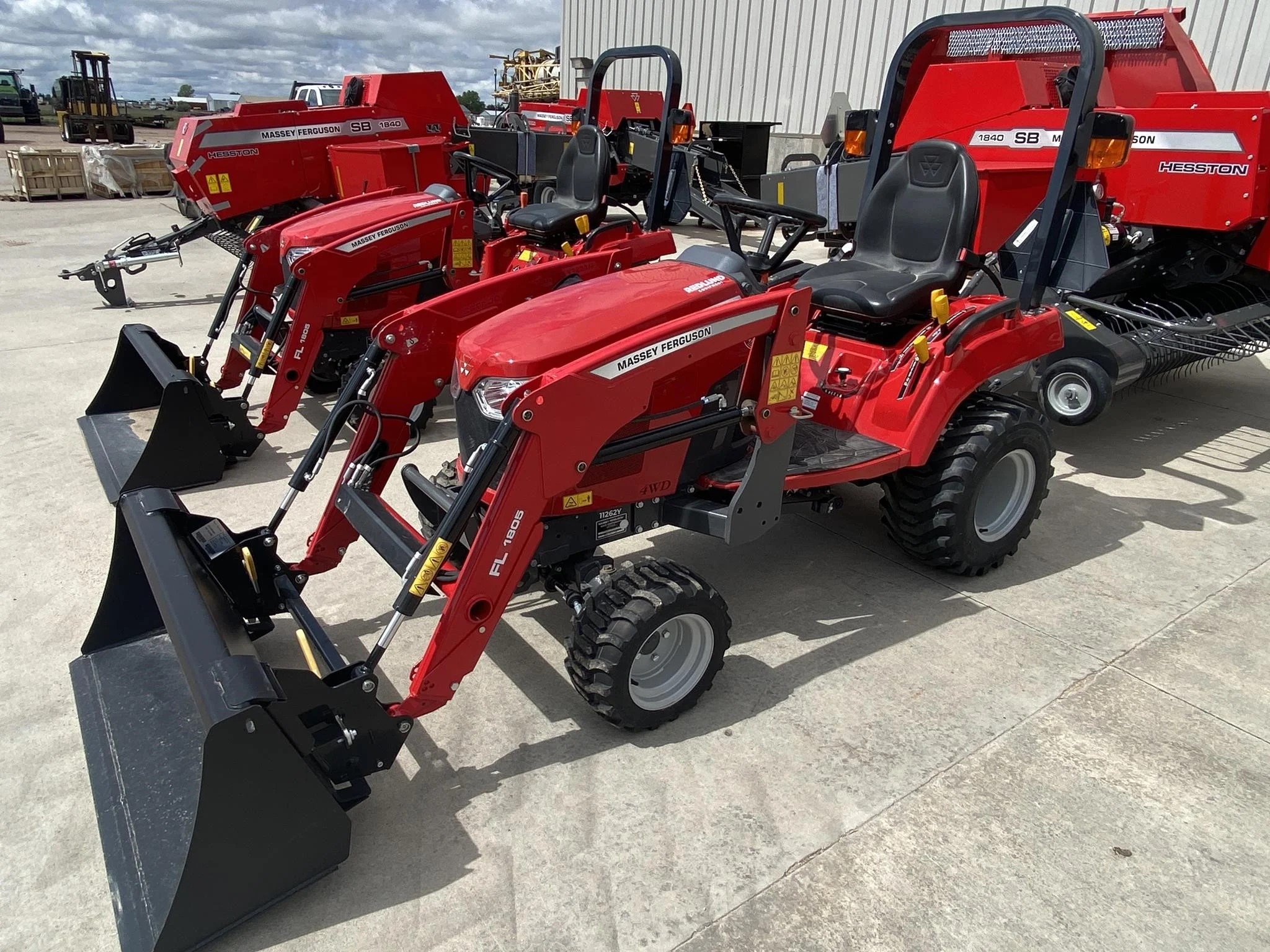 2023 Massey Ferguson MFGC1723E Tractor