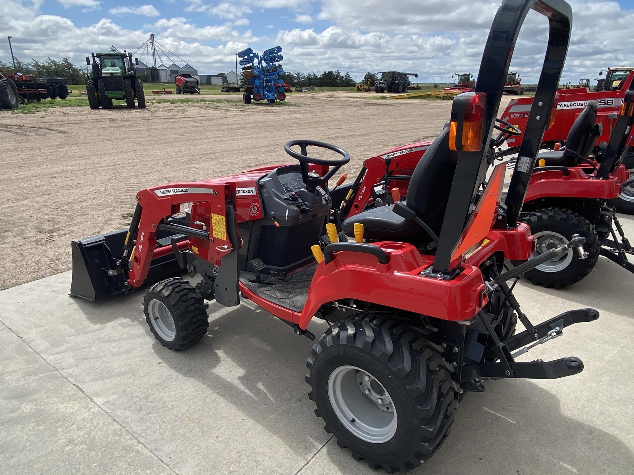 2023 Massey Ferguson MFGC1723E Tractor