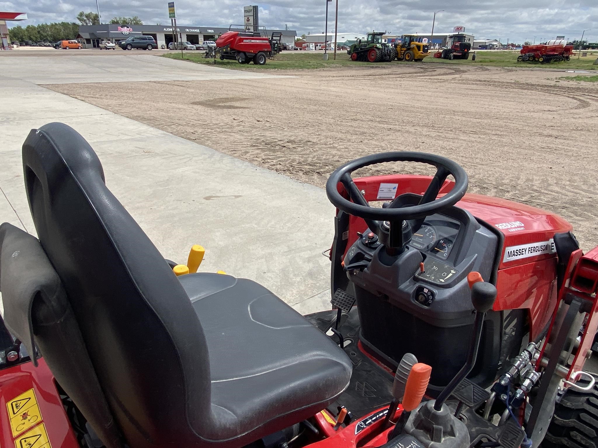 2023 Massey Ferguson MFGC1723E Tractor