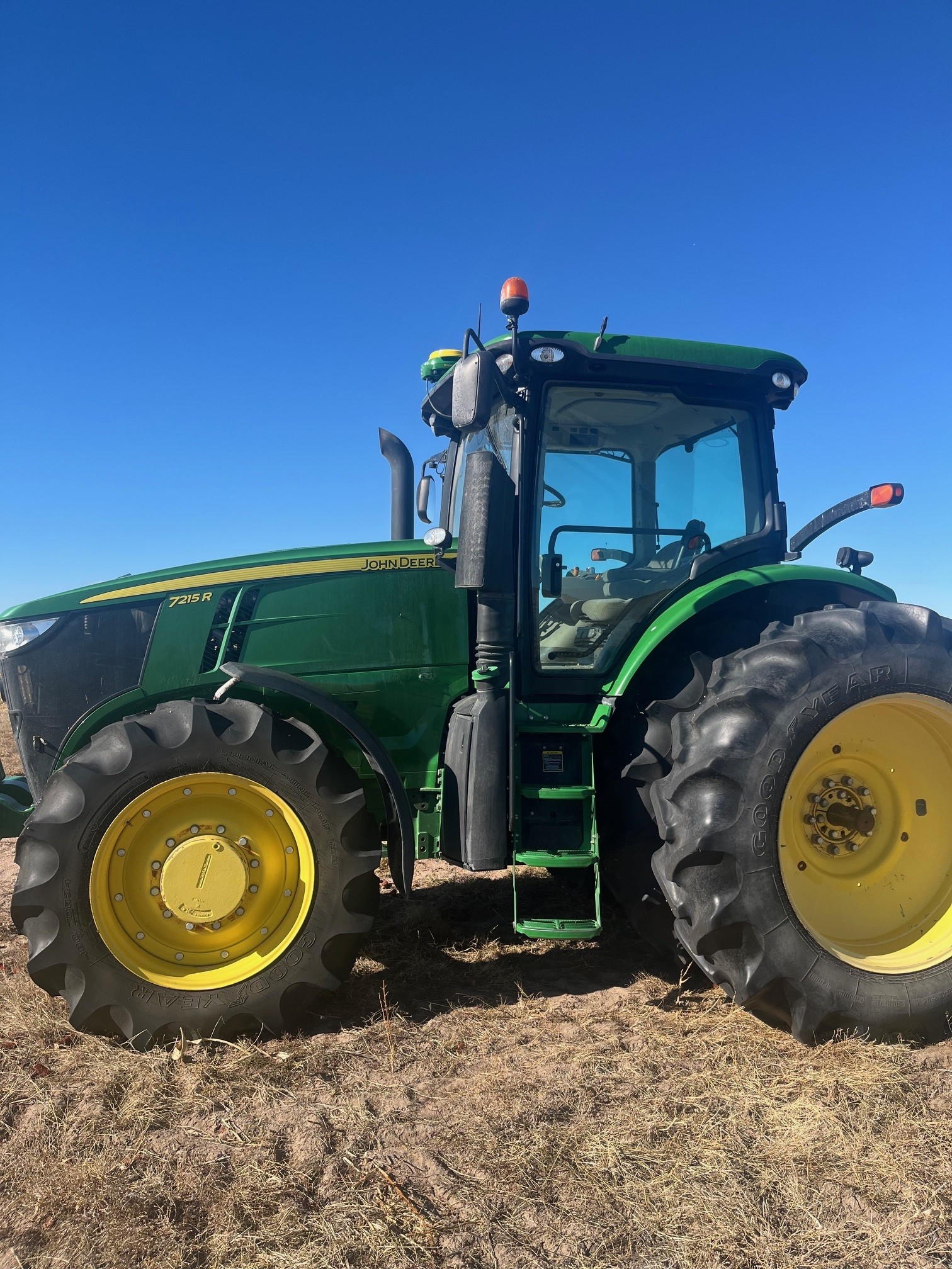 2013 John Deere 7215R Tractor