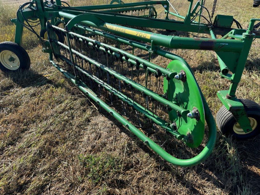 John Deere 700 Rake