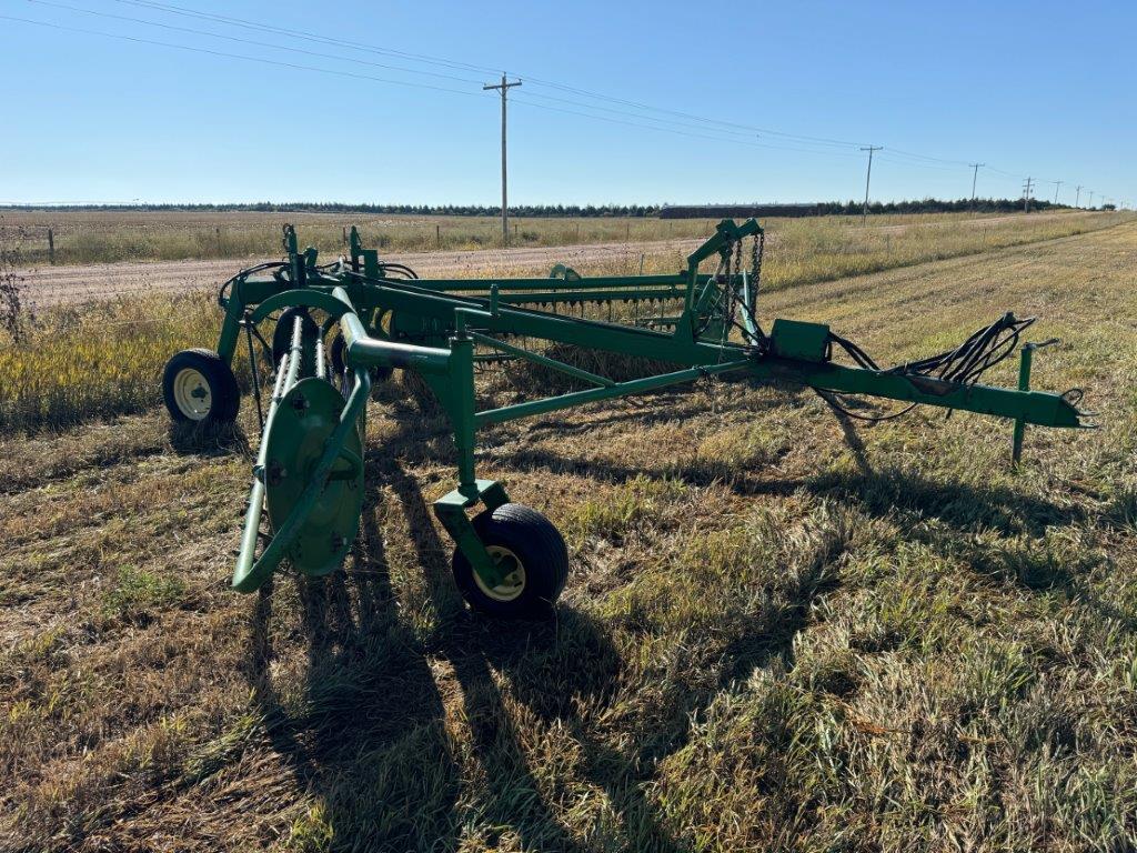 John Deere 700 Rake