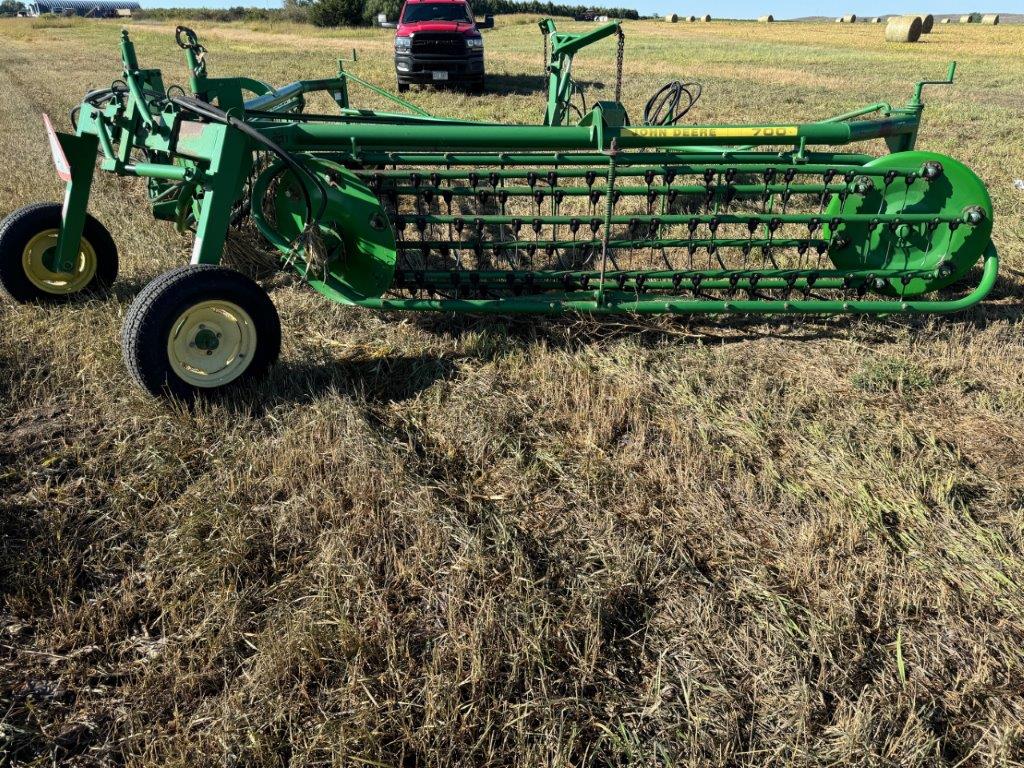 John Deere 700 Rake