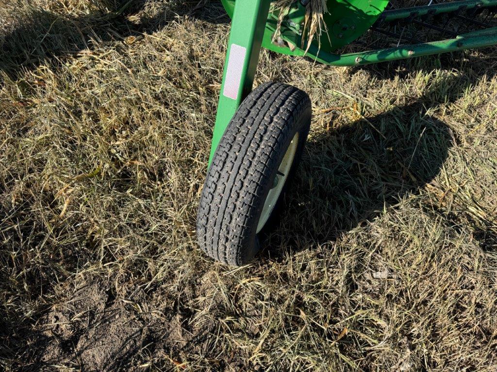 John Deere 700 Rake