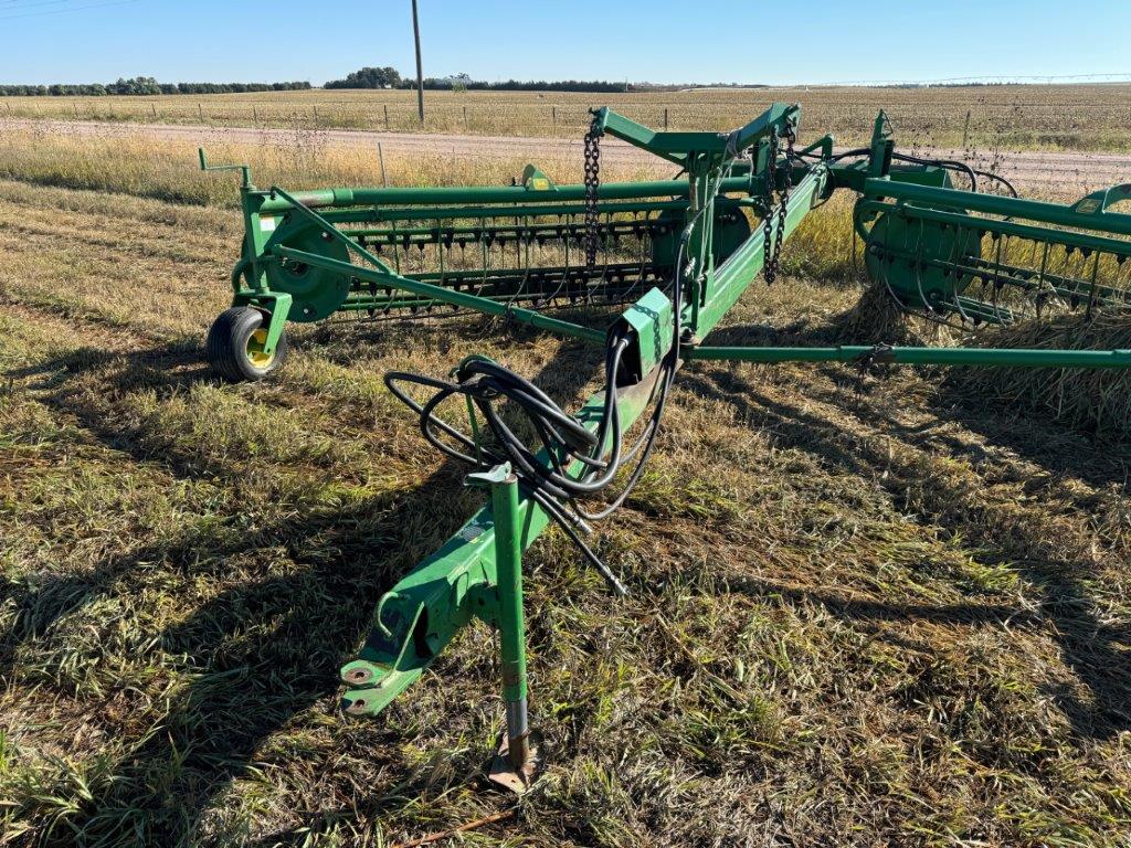 John Deere 700 Rake