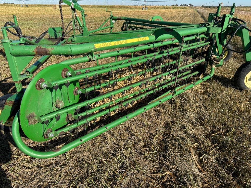 John Deere 700 Rake