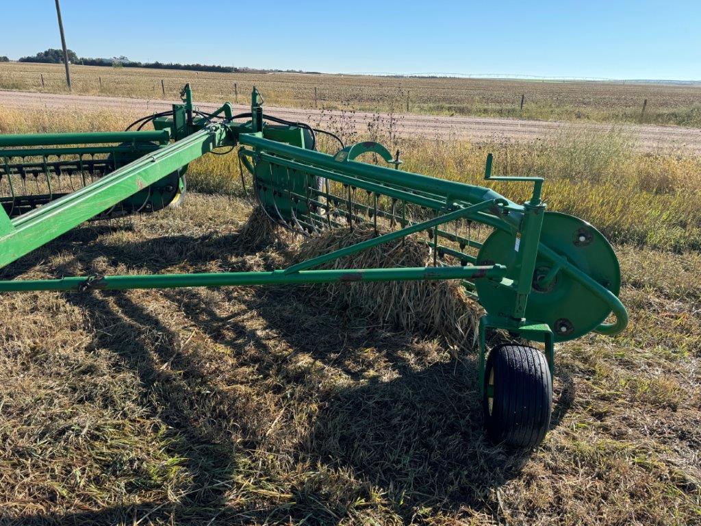 John Deere 700 Rake