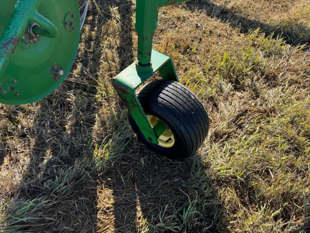 John Deere 700 Rake