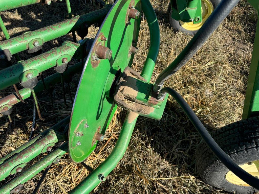 John Deere 700 Rake