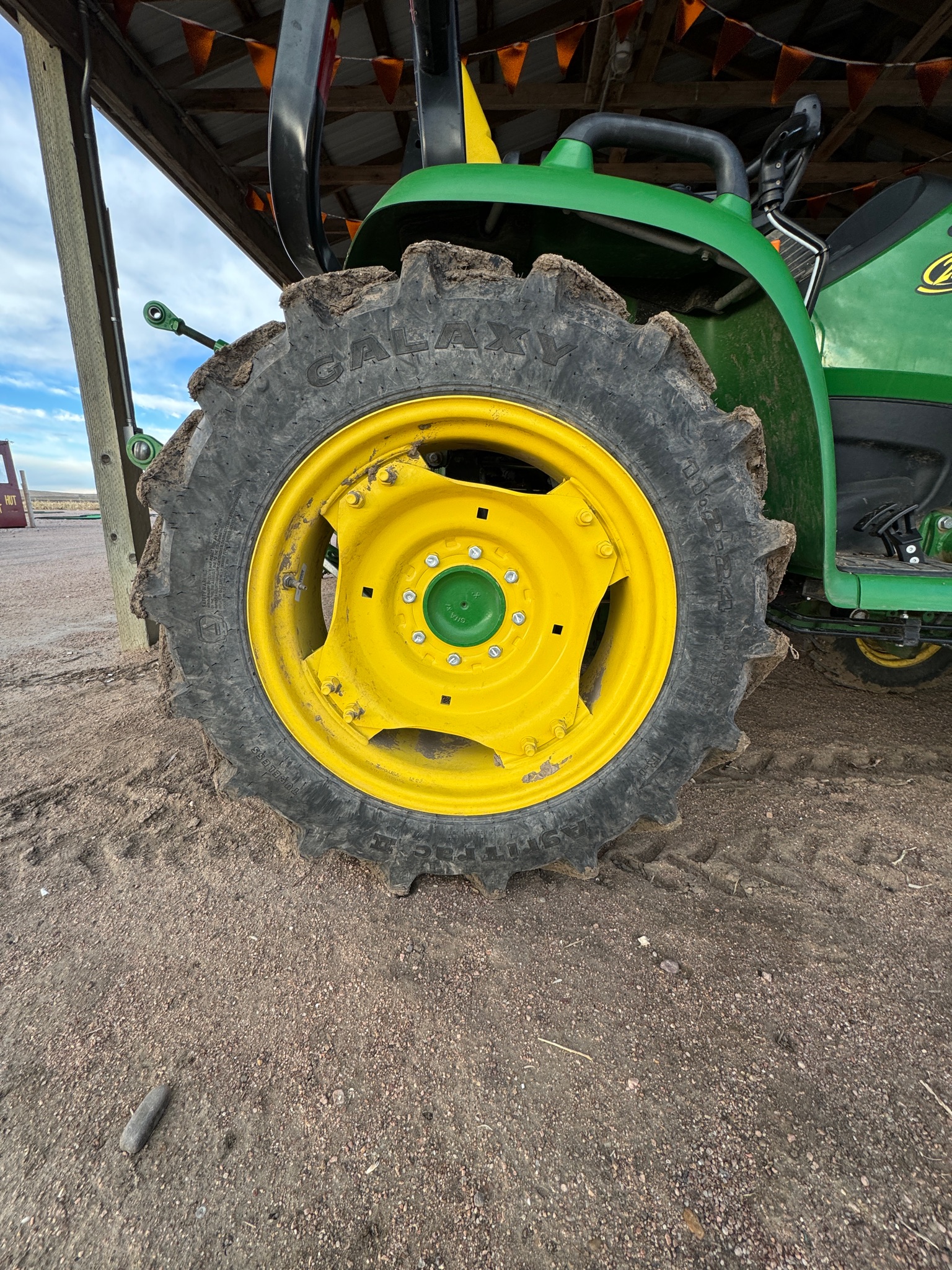 2023 John Deere 3033R Tractor