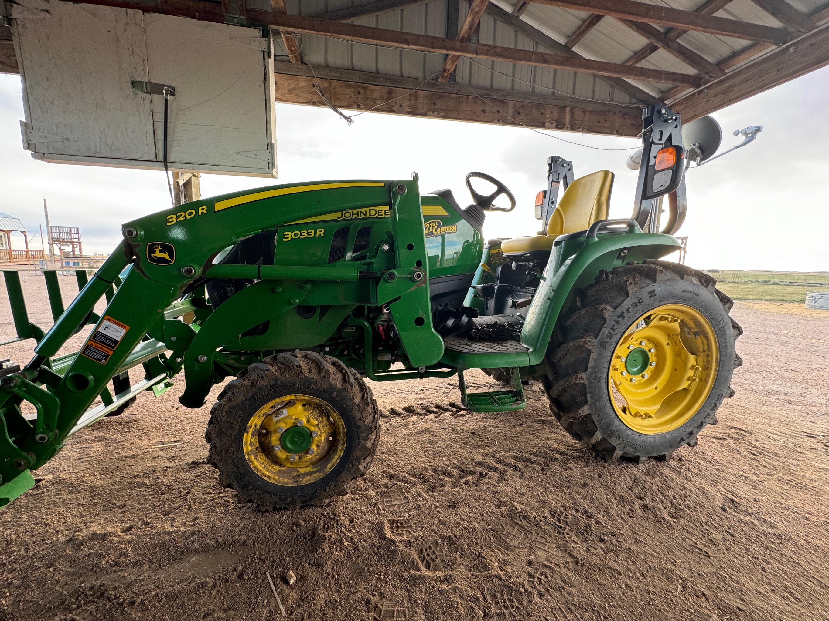 2023 John Deere 3033R Tractor