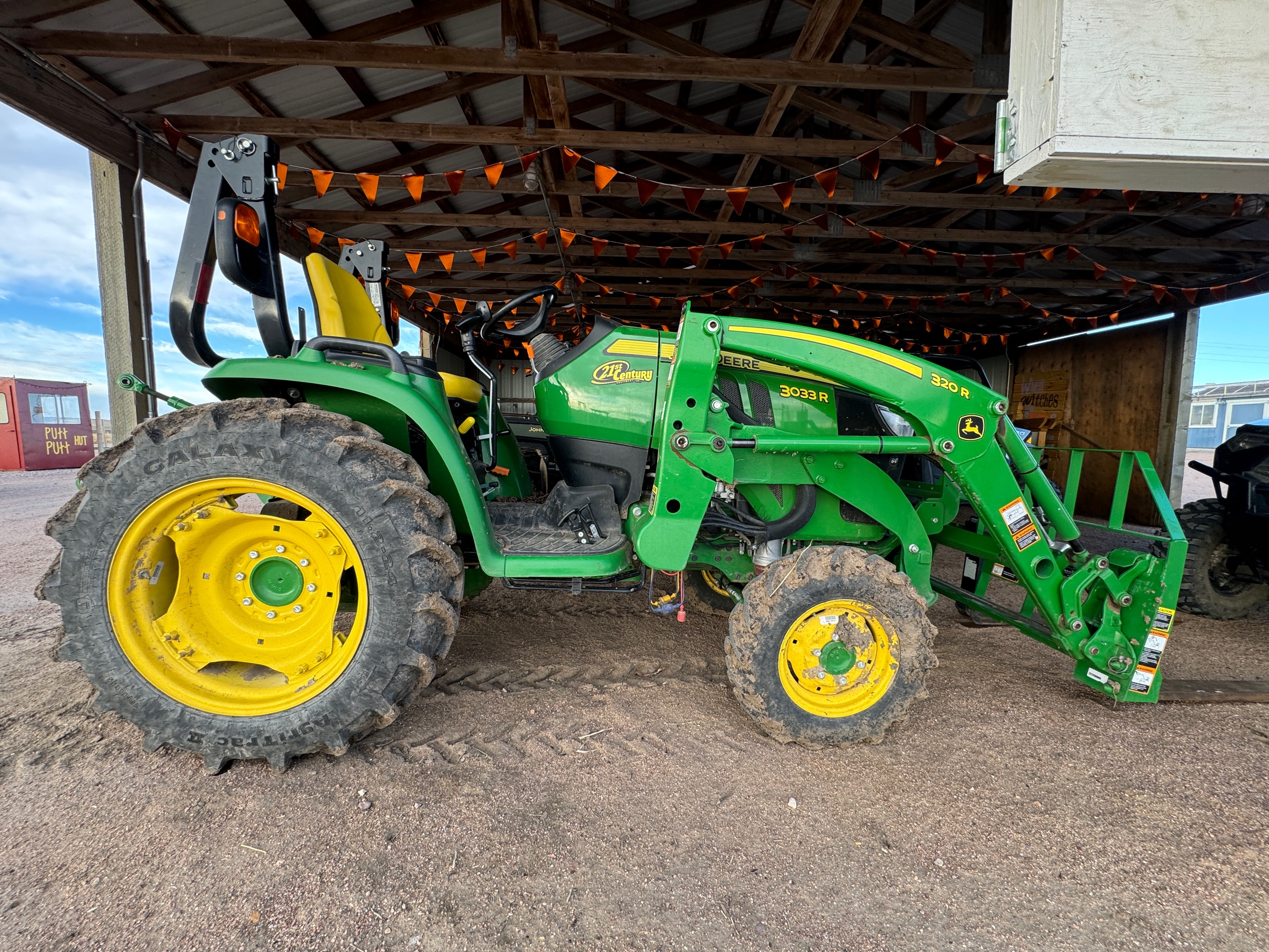 2023 John Deere 3033R Tractor