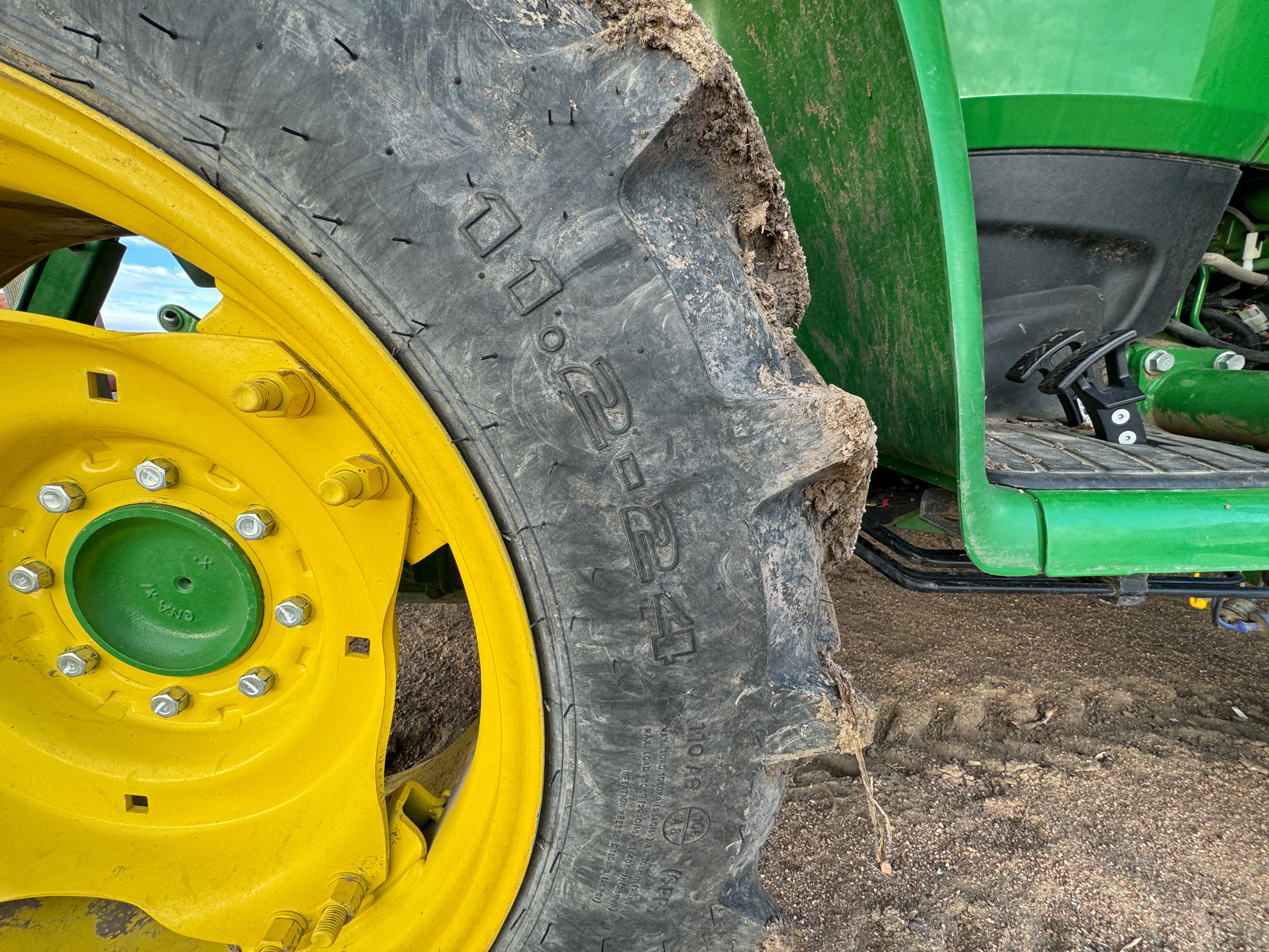 2023 John Deere 3033R Tractor