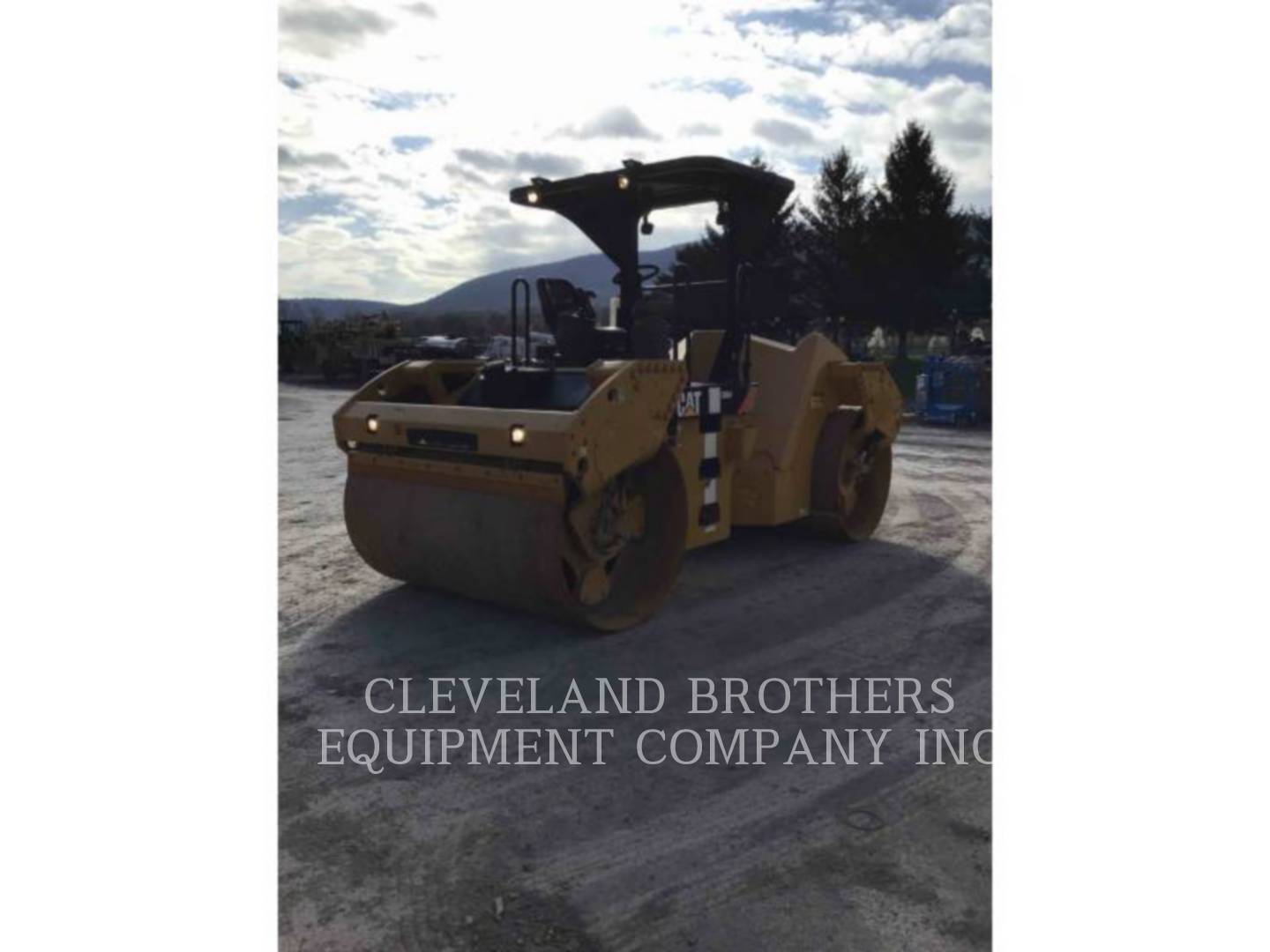 2014 Caterpillar CB64 Compactor