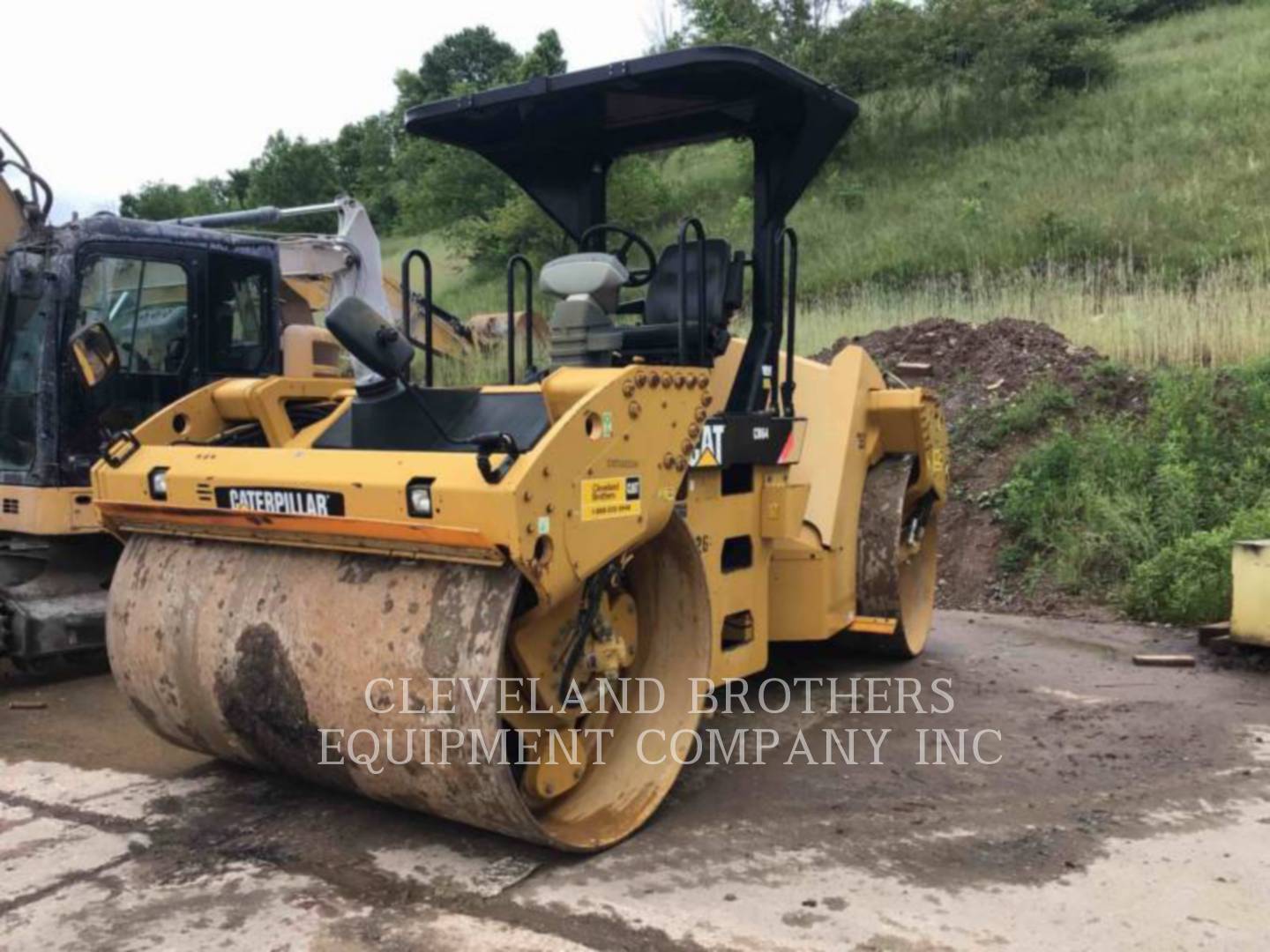 2015 Caterpillar CB64 Compactor