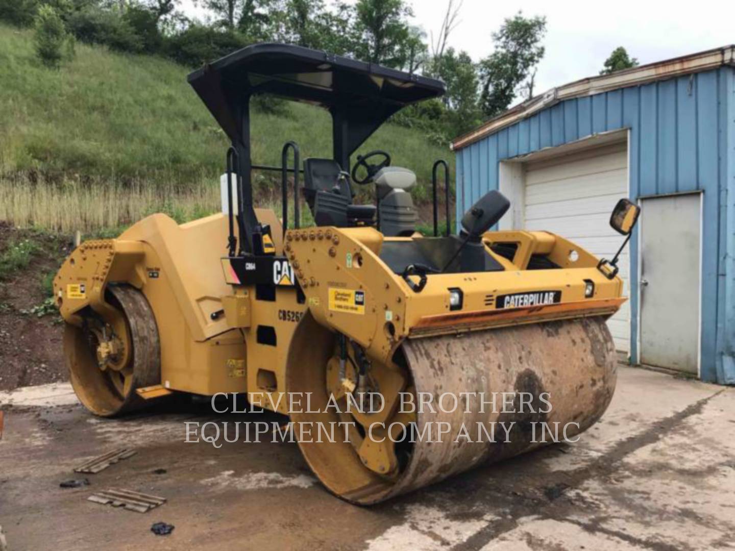 2015 Caterpillar CB64 Compactor