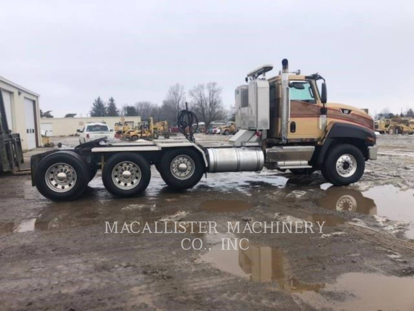 2014 Caterpillar CT660L Truck