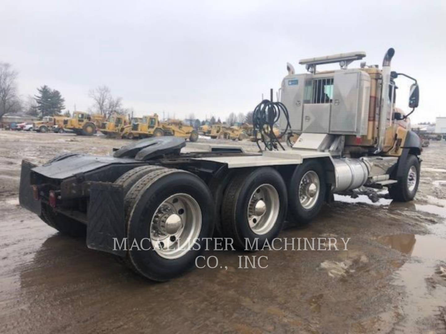 2014 Caterpillar CT660L Truck