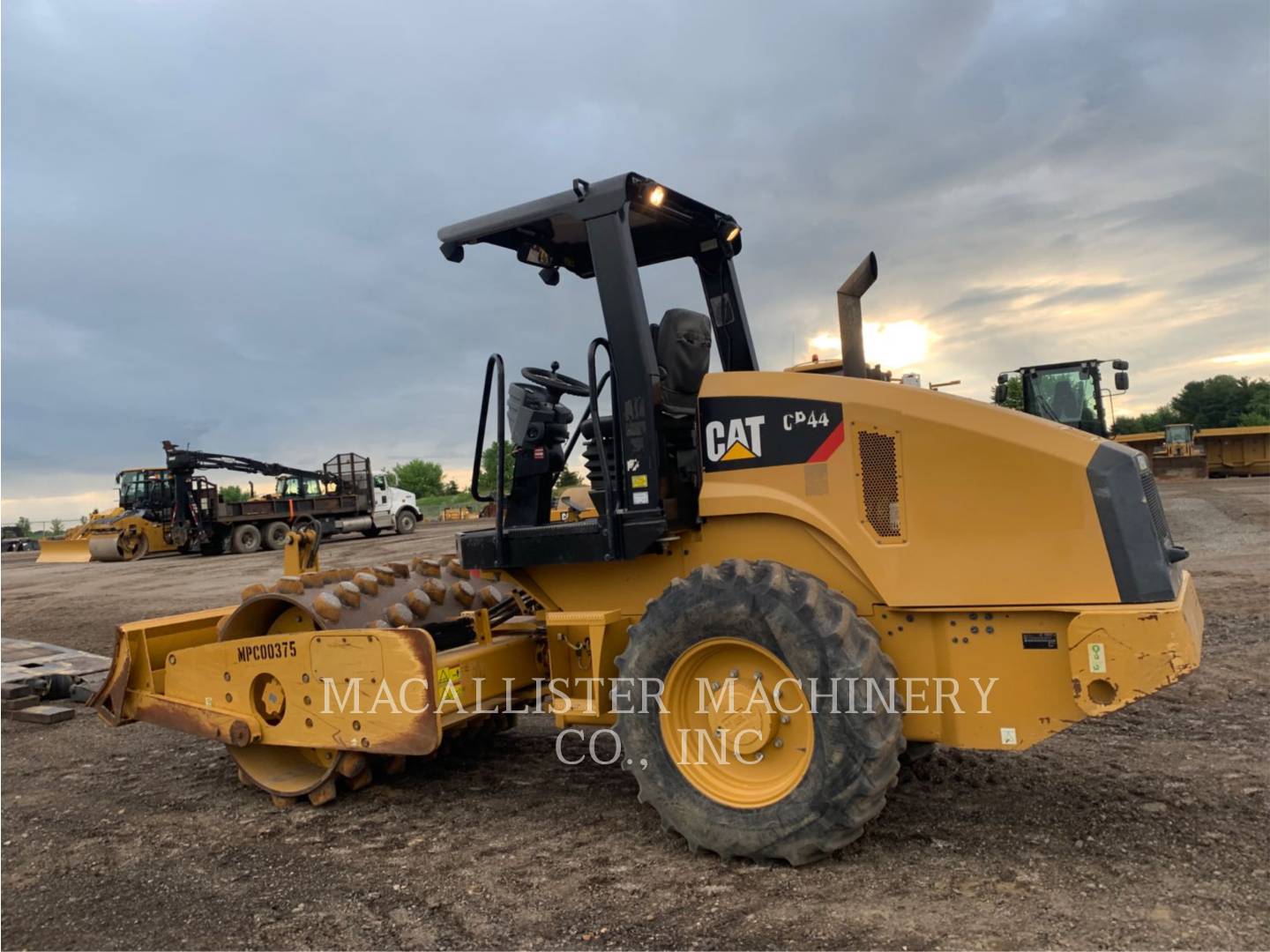 2015 Caterpillar CP44 Vibratory Single